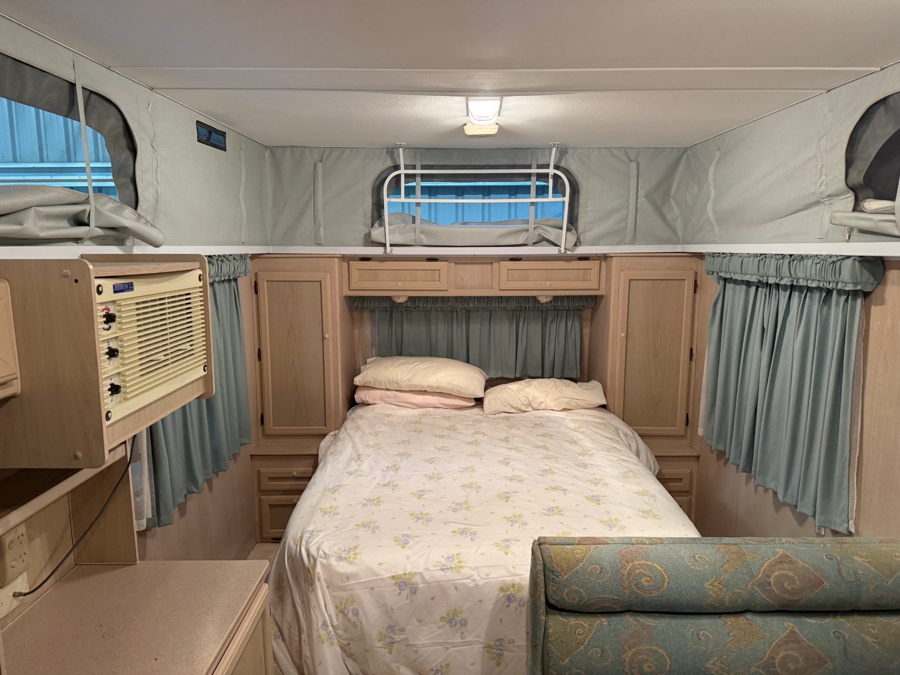 2000 18' Jayco Freedom pop top caravan with awning - photo 3