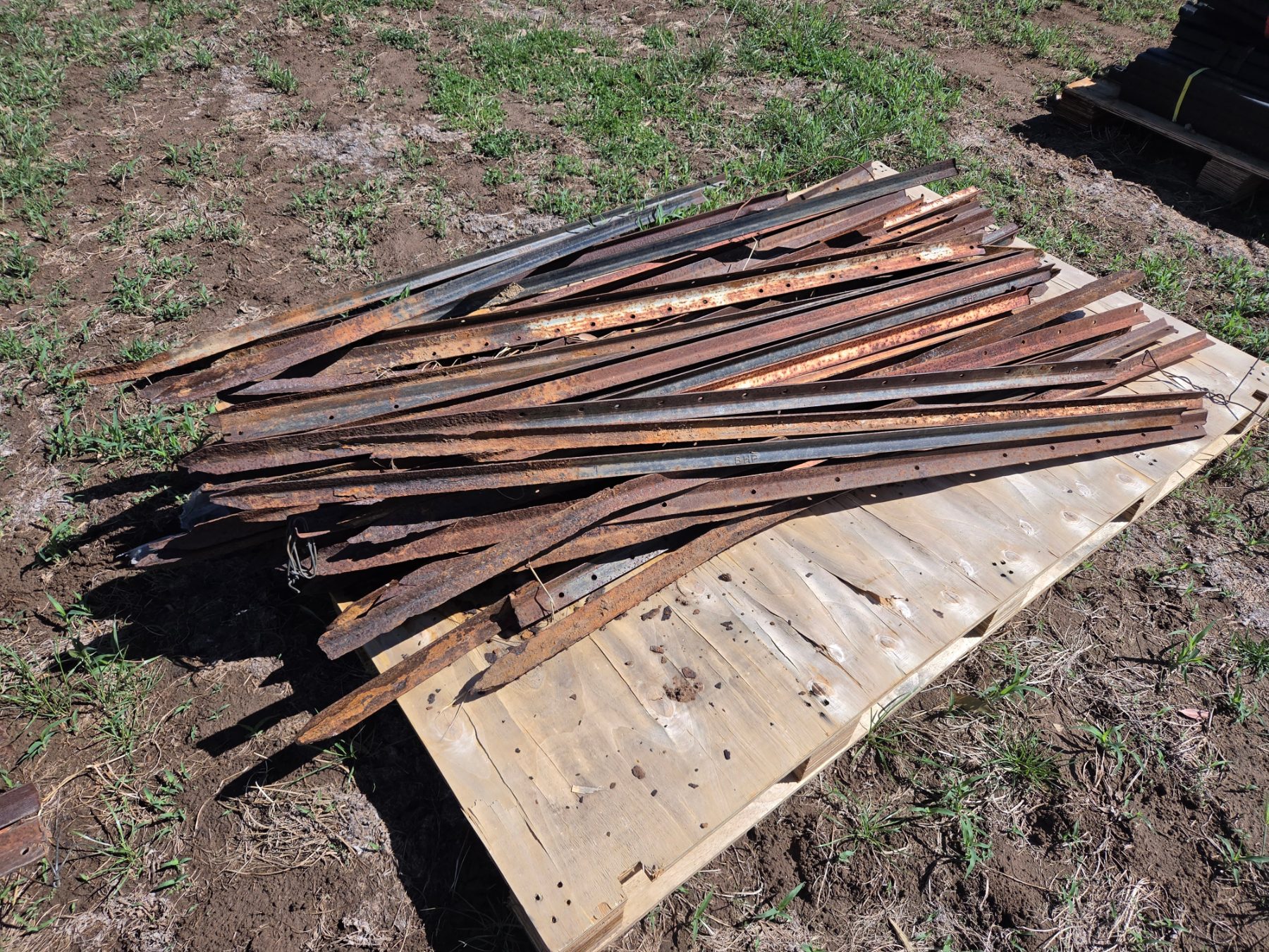 Used - Pallet (E) of 40 Used Star Posts - photo 1