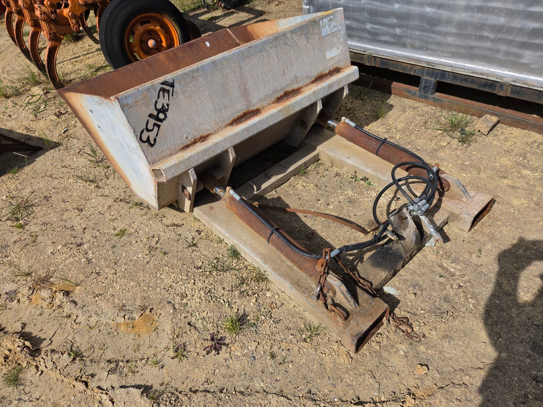 Hyd. Tipping Forklift Bucket - photo 2