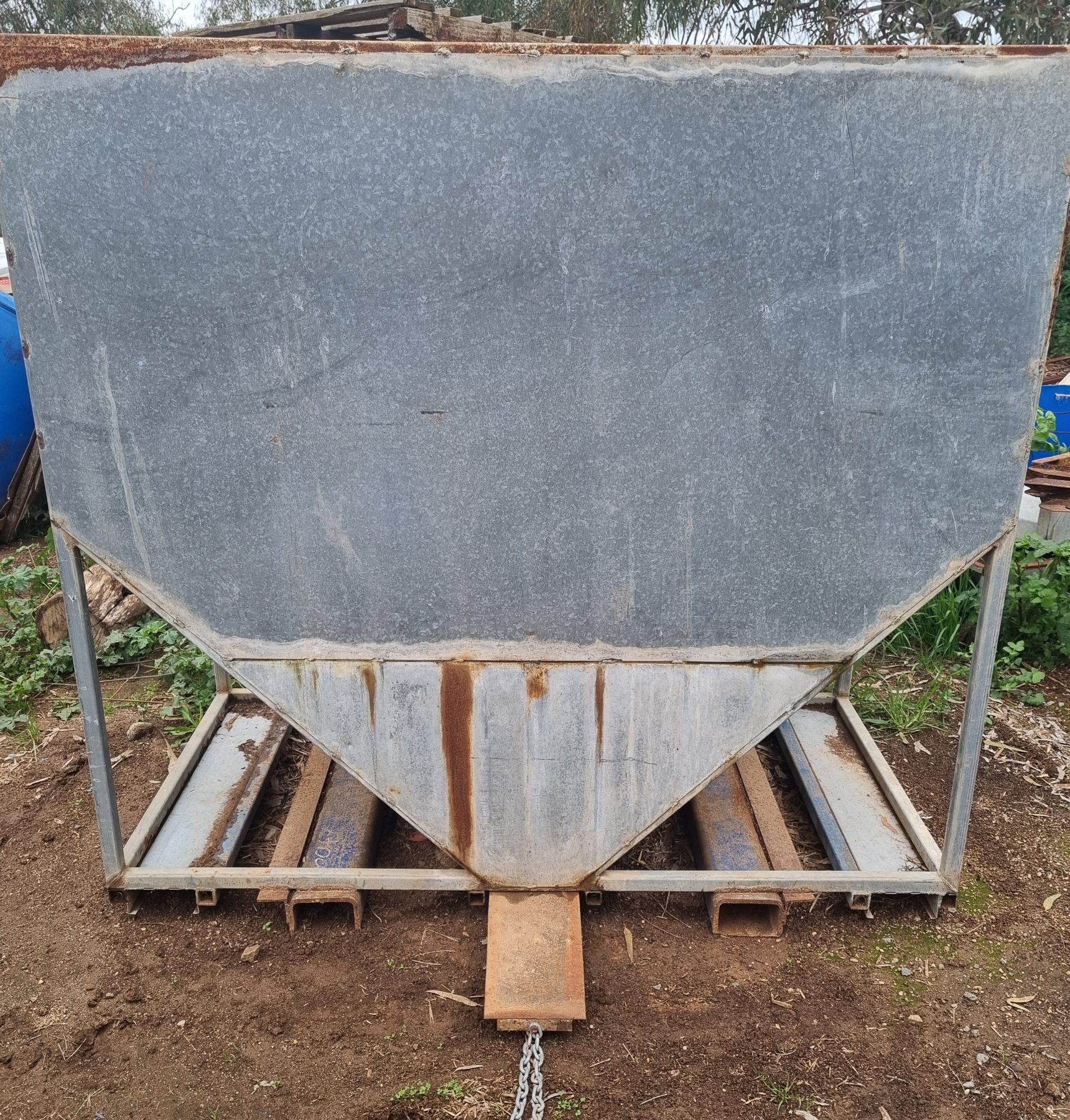 Feed bin - photo 2