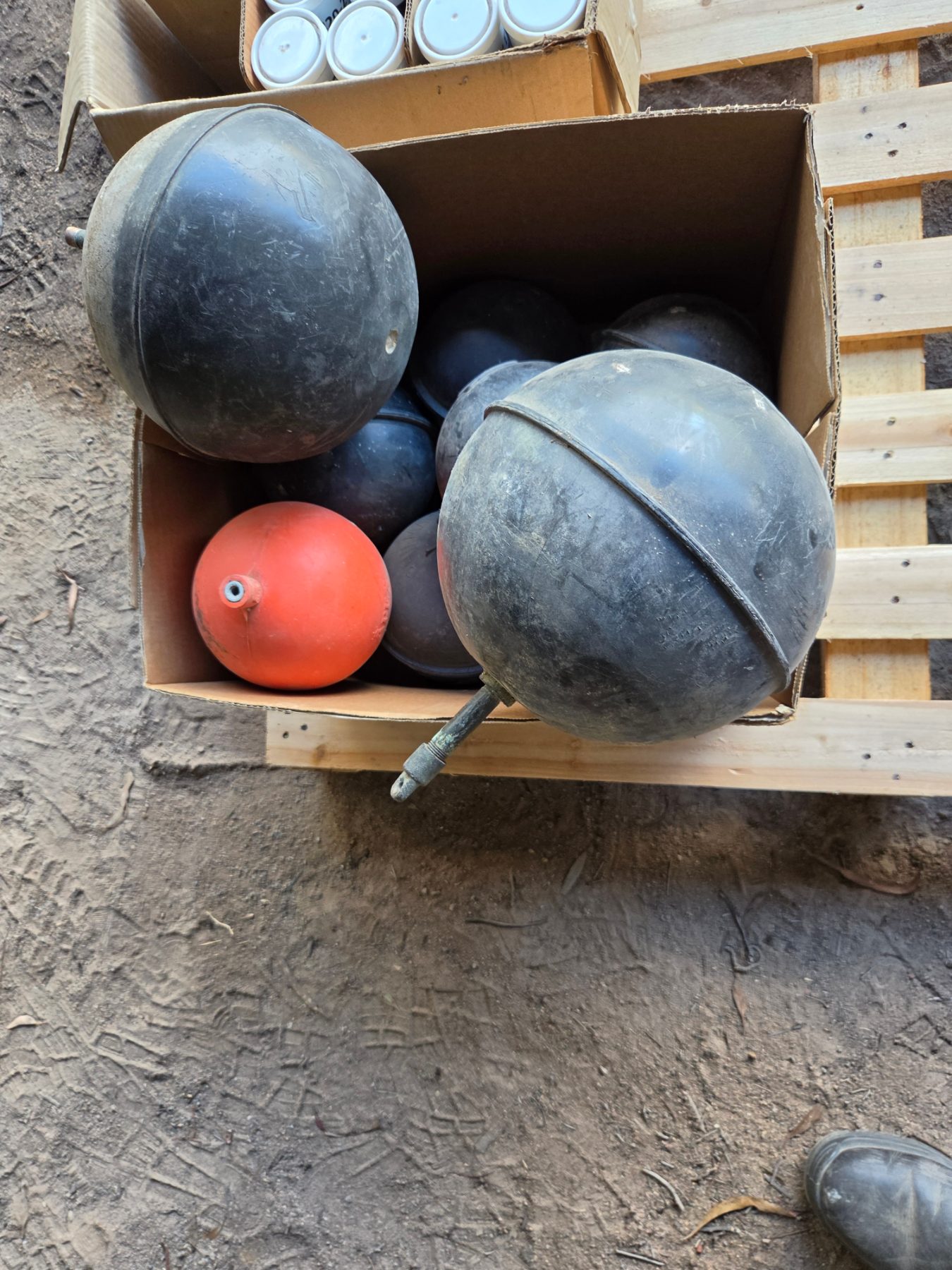 Used - 9x Poly Trough Floats - photo 4