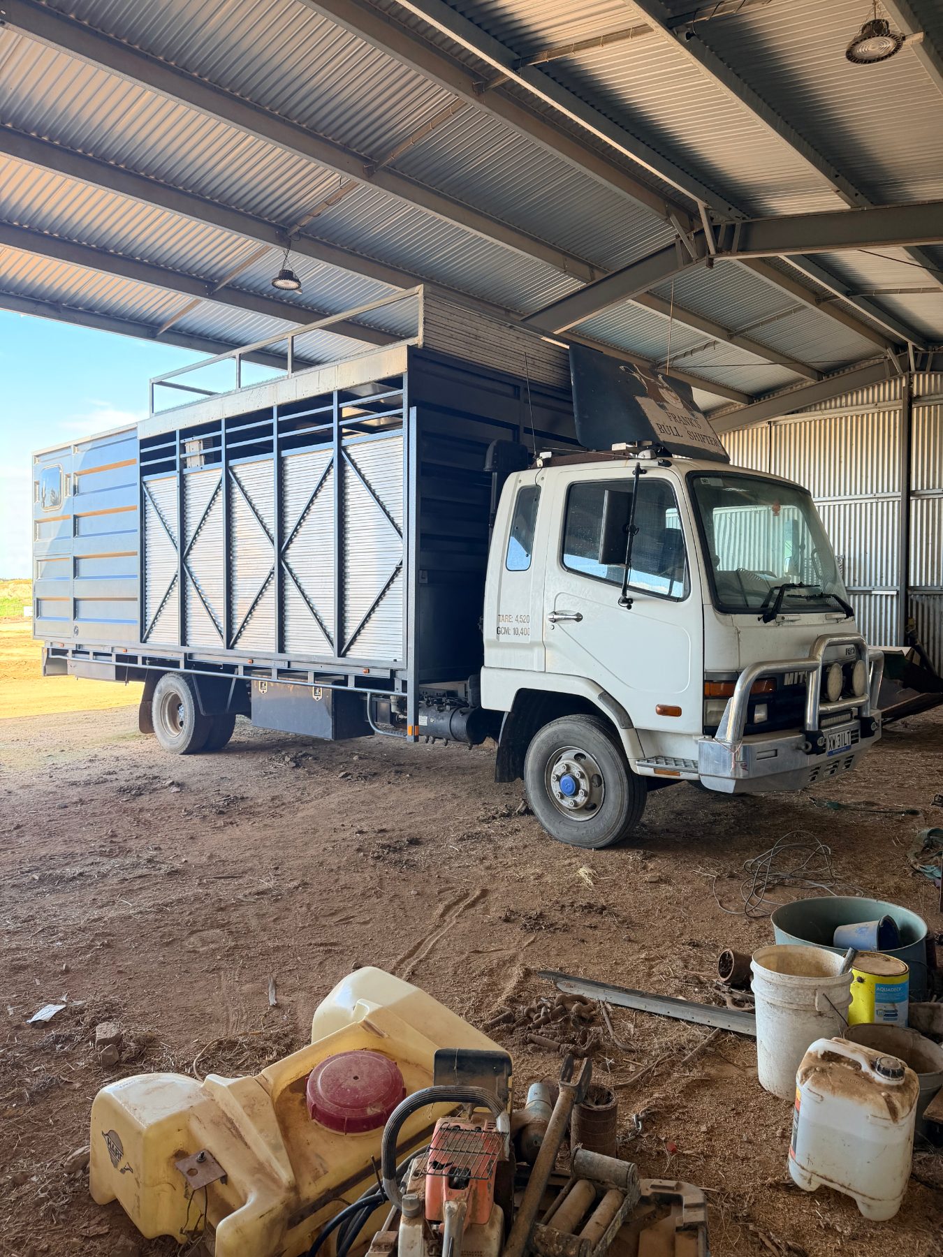 2002 Mitsubishi Fighter 600 Horse transport truck & camper - photo 1
