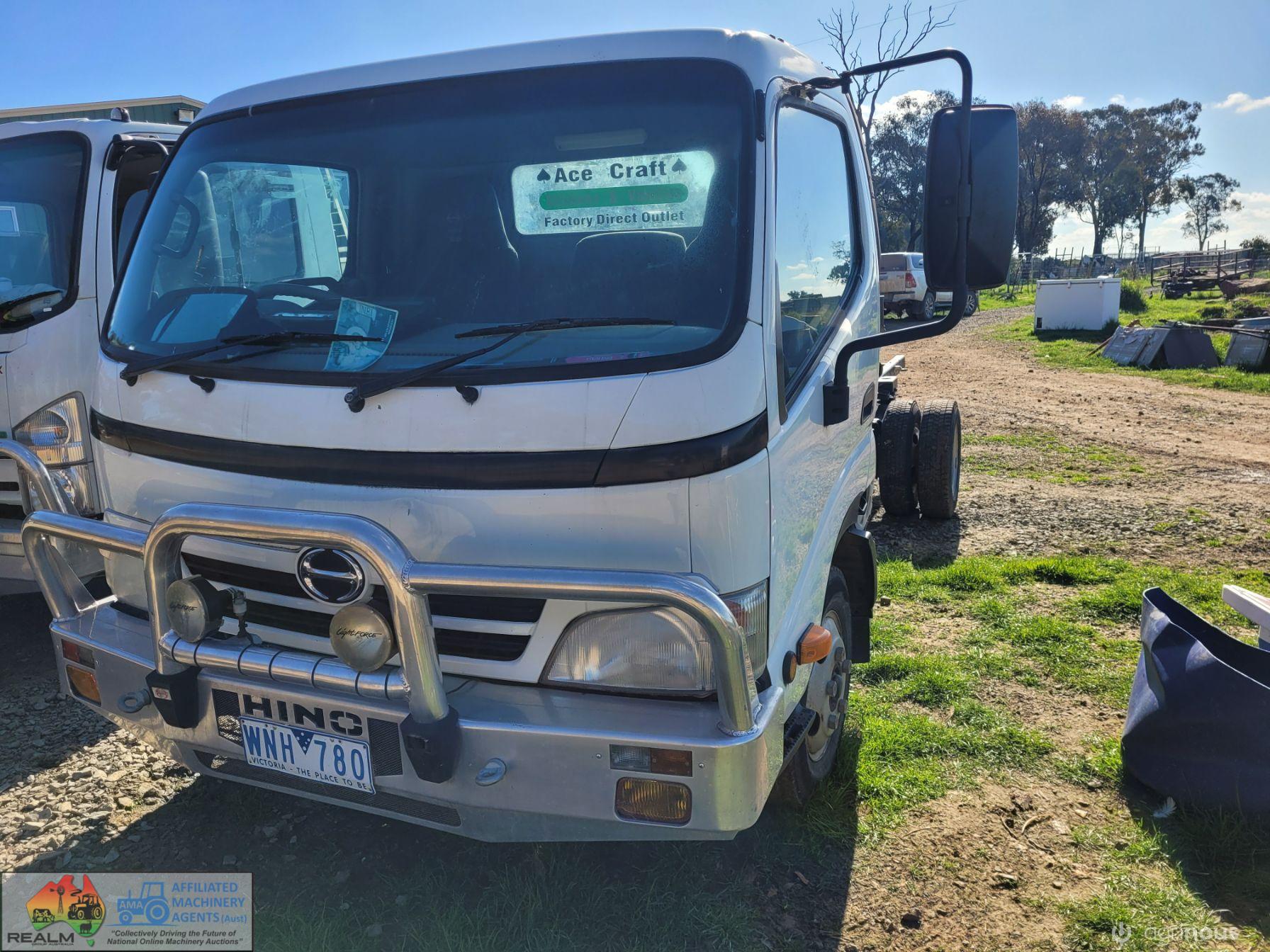 2008 Hino 300C Cab-Chassis Truck - photo 3
