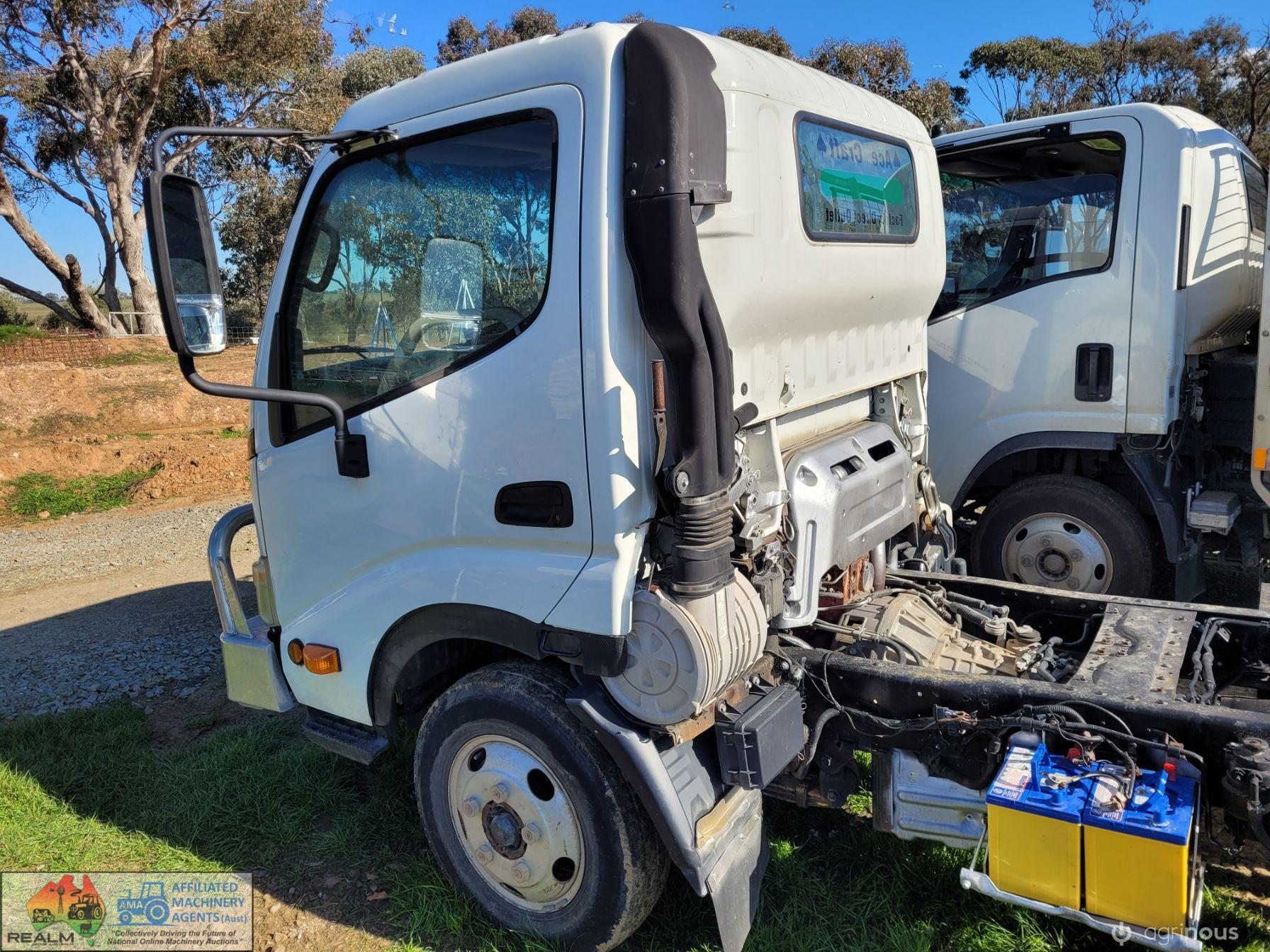 2008 Hino 300C Cab-Chassis Truck - photo 4