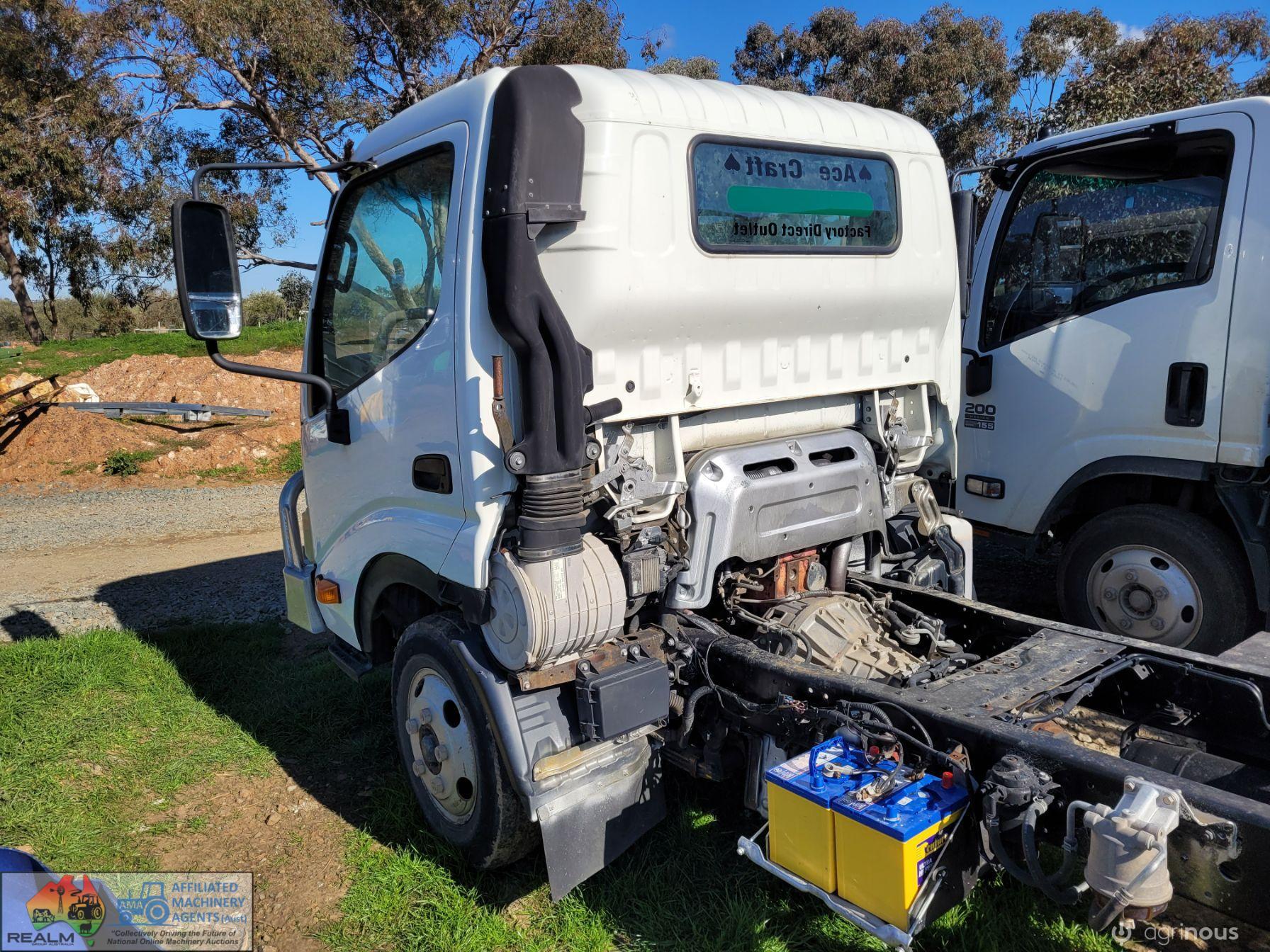 2008 Hino 300C Cab-Chassis Truck - photo 6