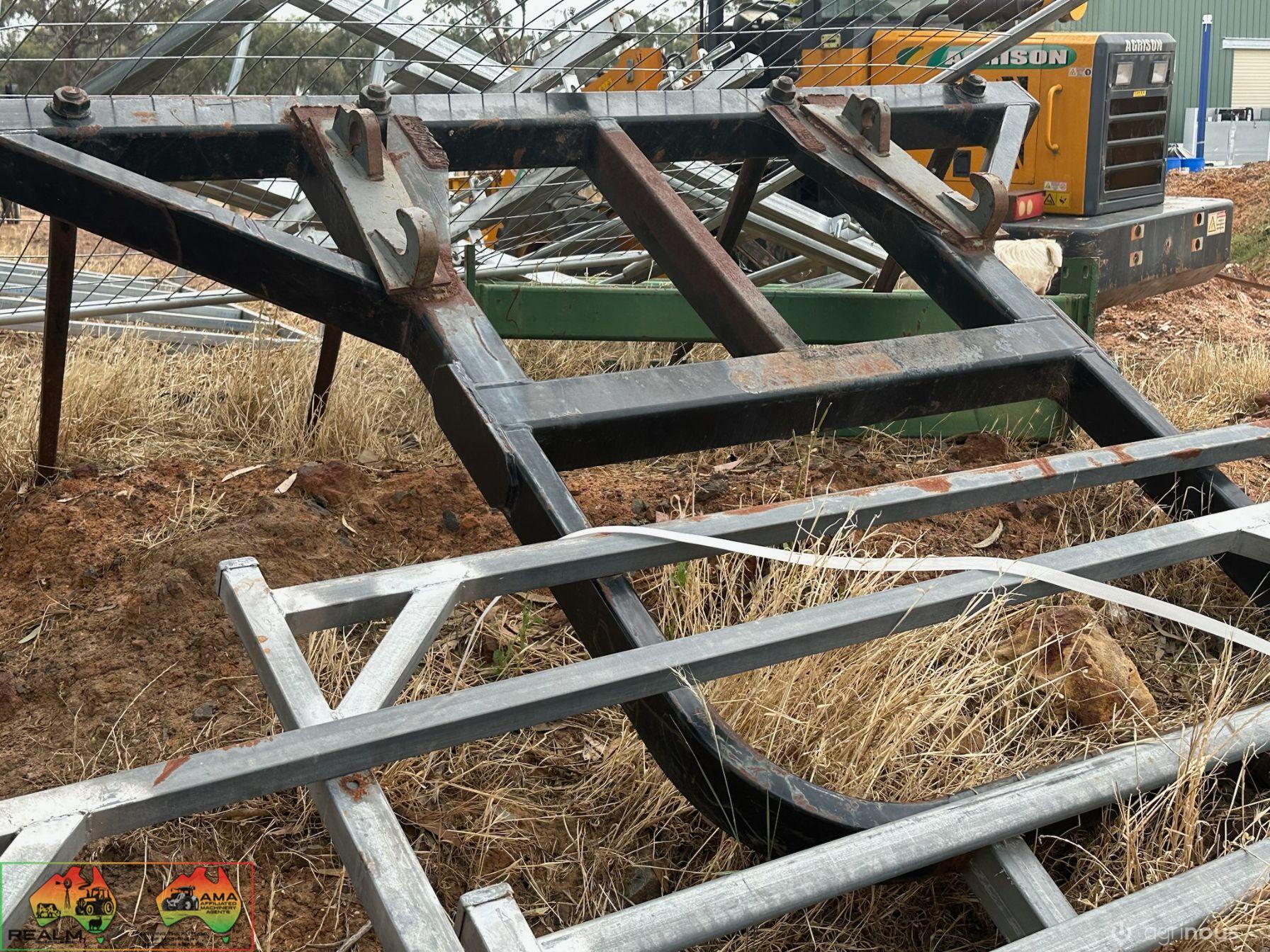 Knuckeys 4 Prong Hay Forks
