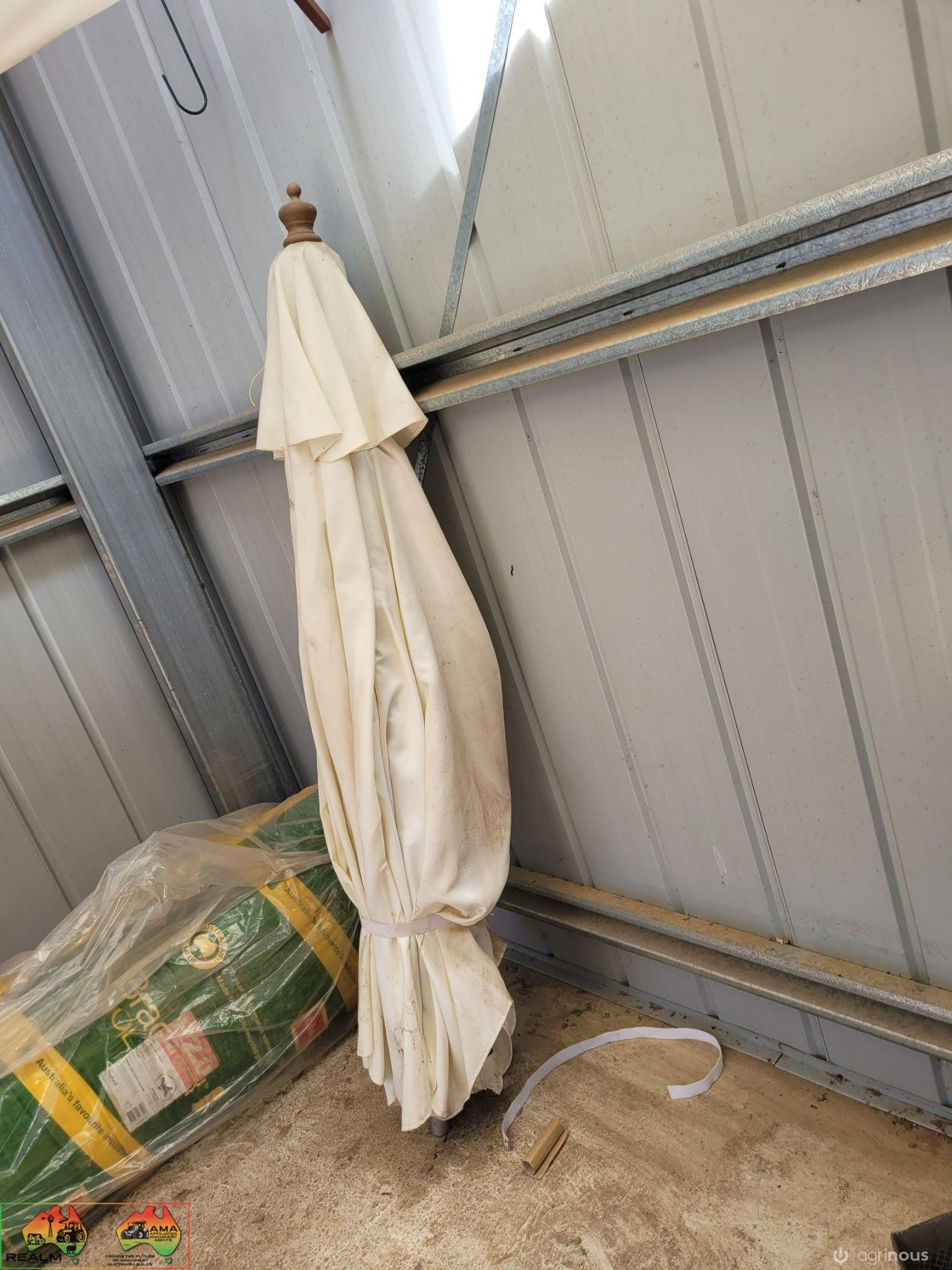 2x 2.9m Outdoor Sun Umbrellas (Near New) - photo 3