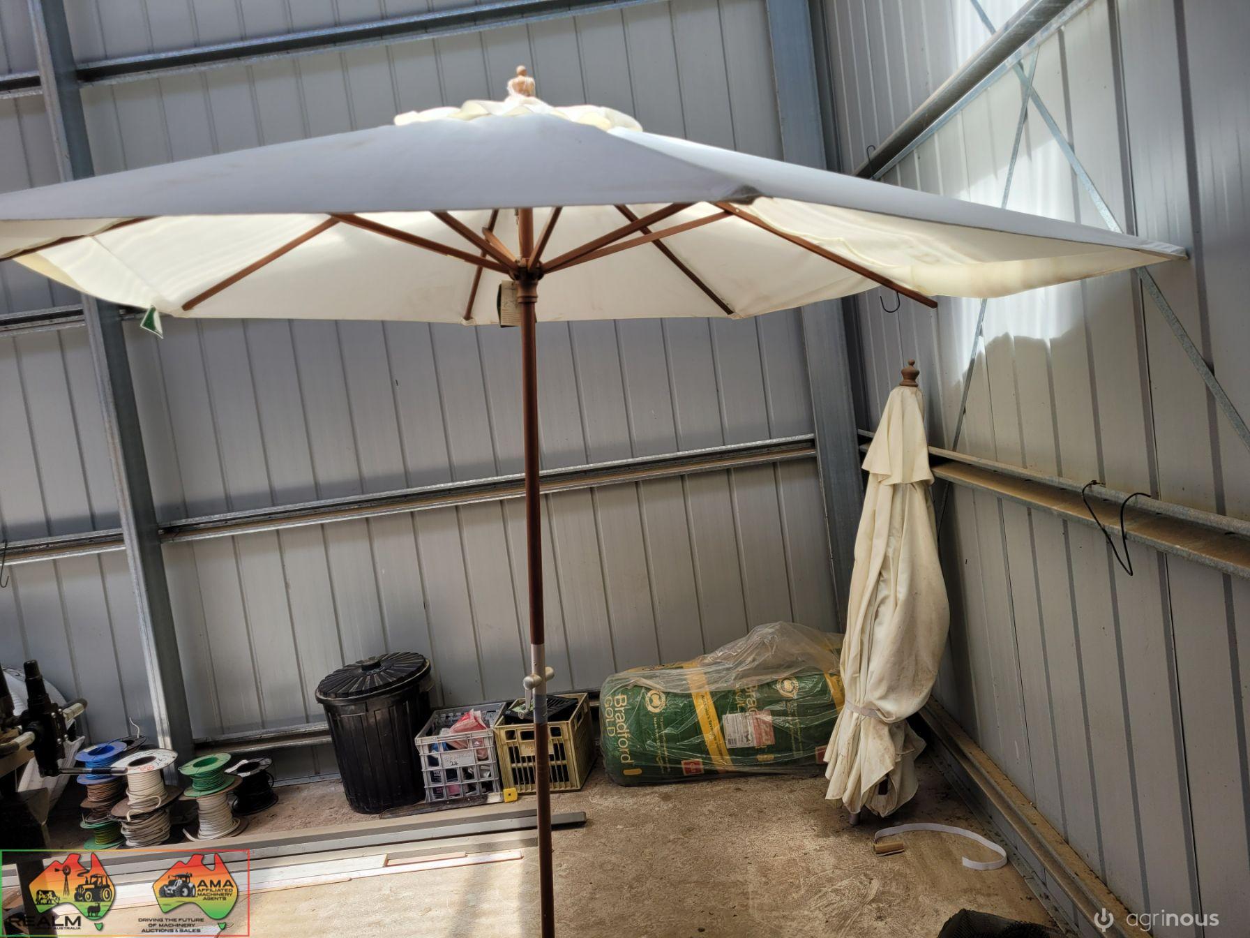 2x 2.9m Outdoor Sun Umbrellas (Near New) - photo 2