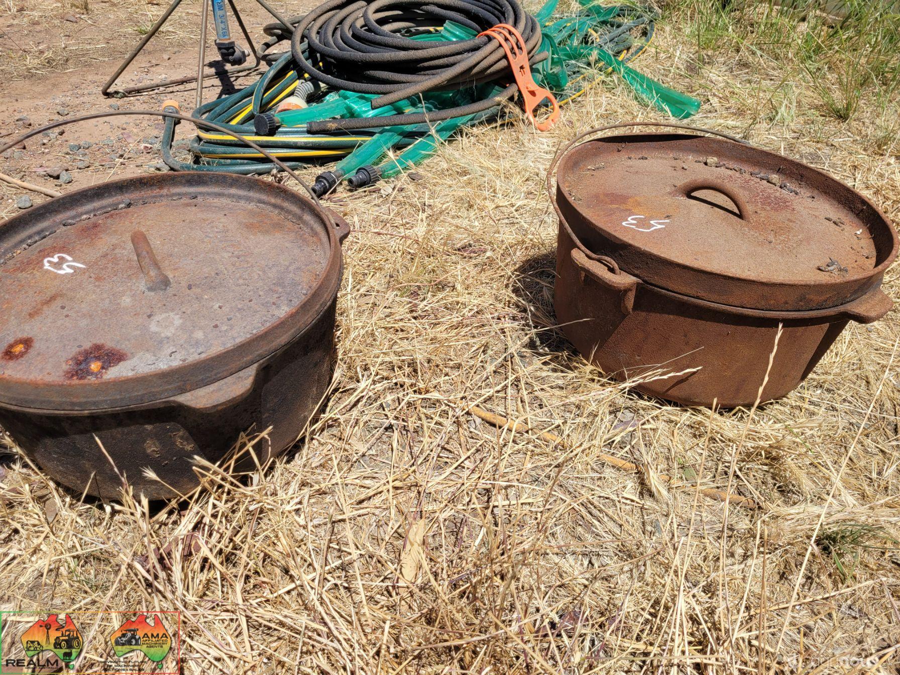 2x Cast Iron Camp Ovens