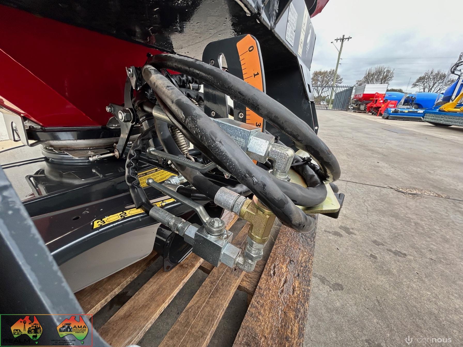 New cavallo spreader  Twin discharge for band spreading Hydraulic shut - photo 5