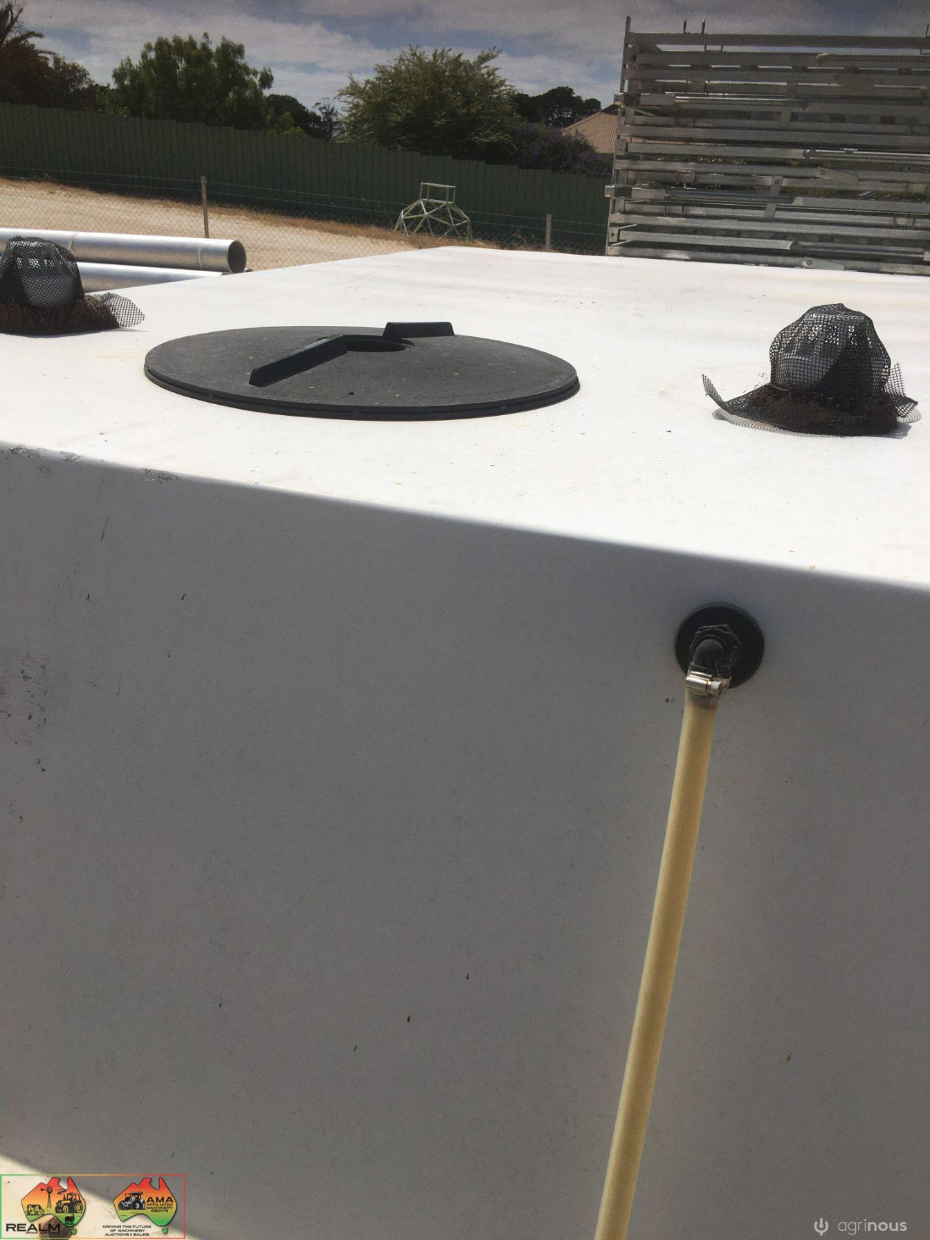 Fully Enclosed Fibreglass Truck Tank - photo 4