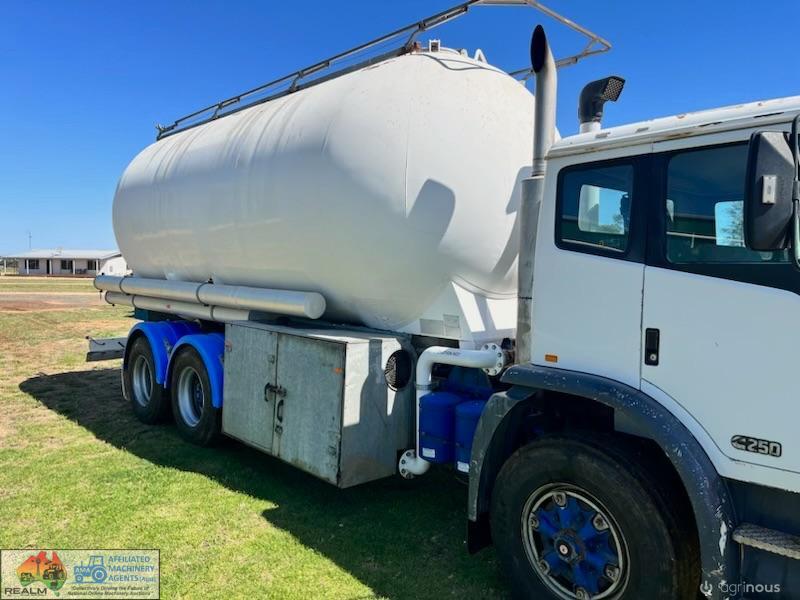 International  Acco Blower Truck - photo 4