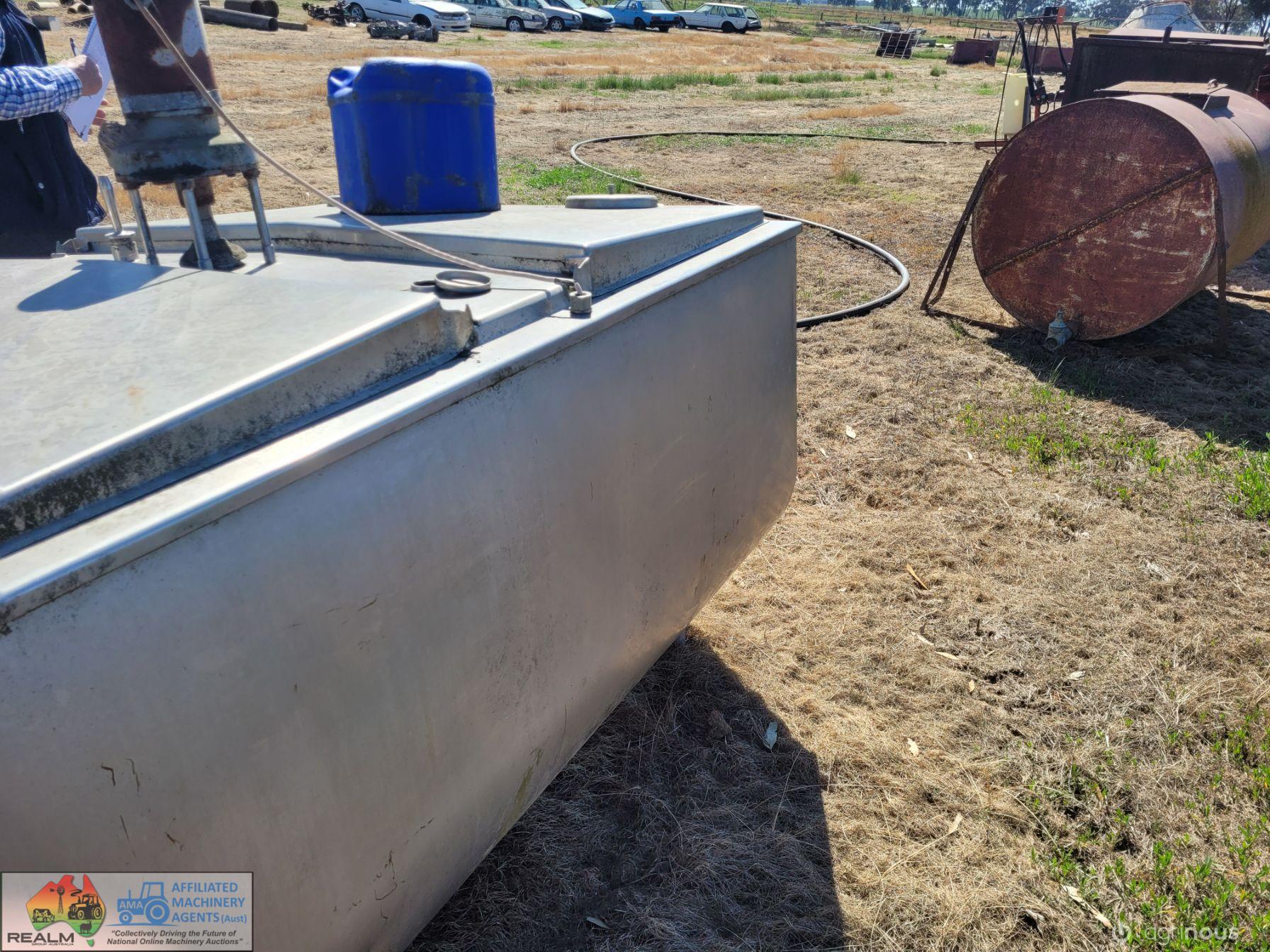 1,650 Ltr S/Steel Milk Vat - photo 4