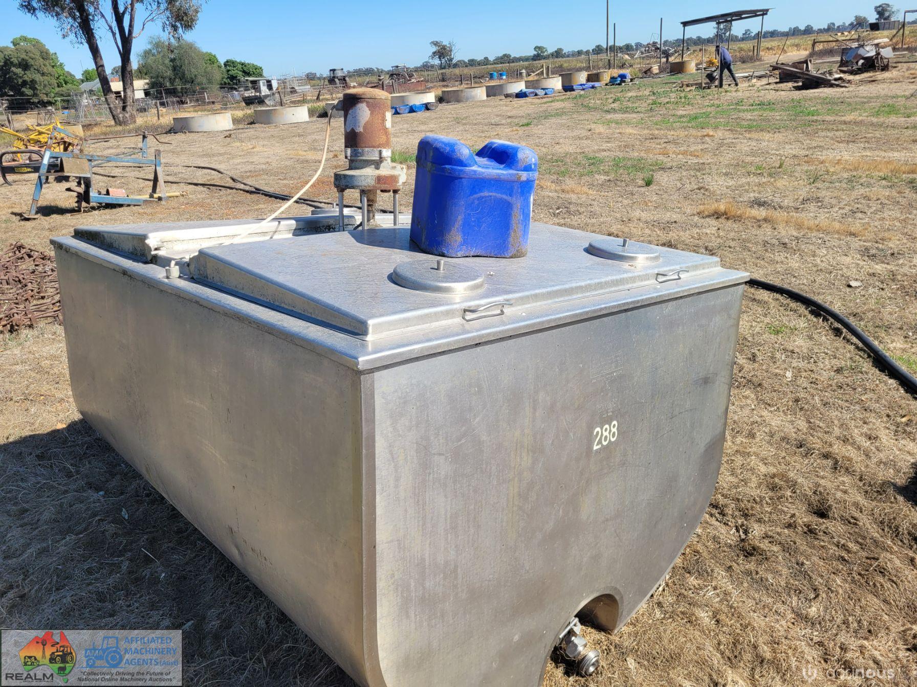 1,650 Ltr S/Steel Milk Vat - photo 2