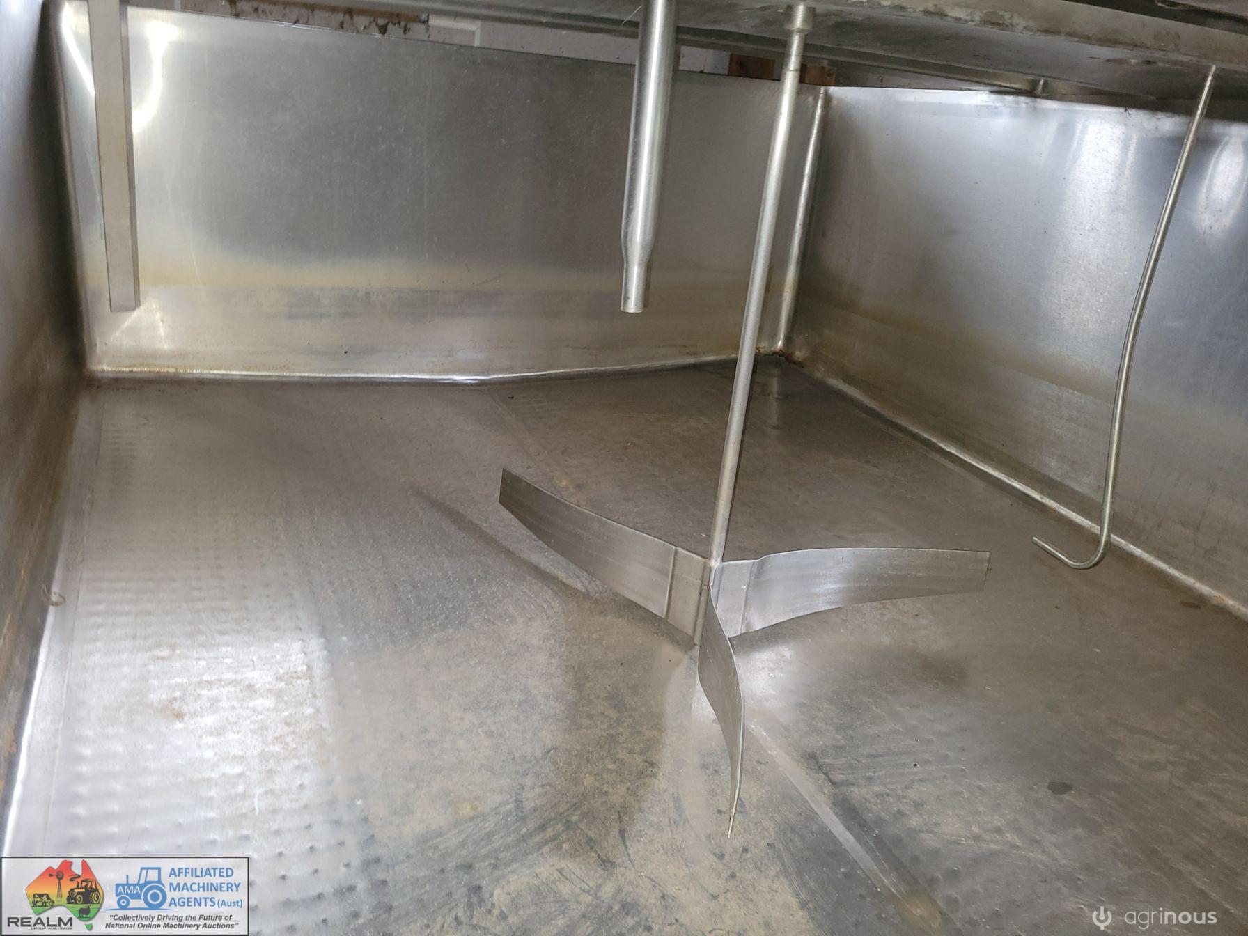 Square Milk Vat, 2,800 Ltr & Compressor - photo 6
