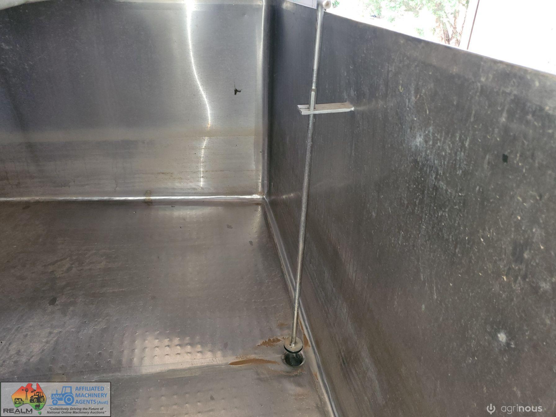 Square Milk Vat, 2,800 Ltr & Compressor - photo 7