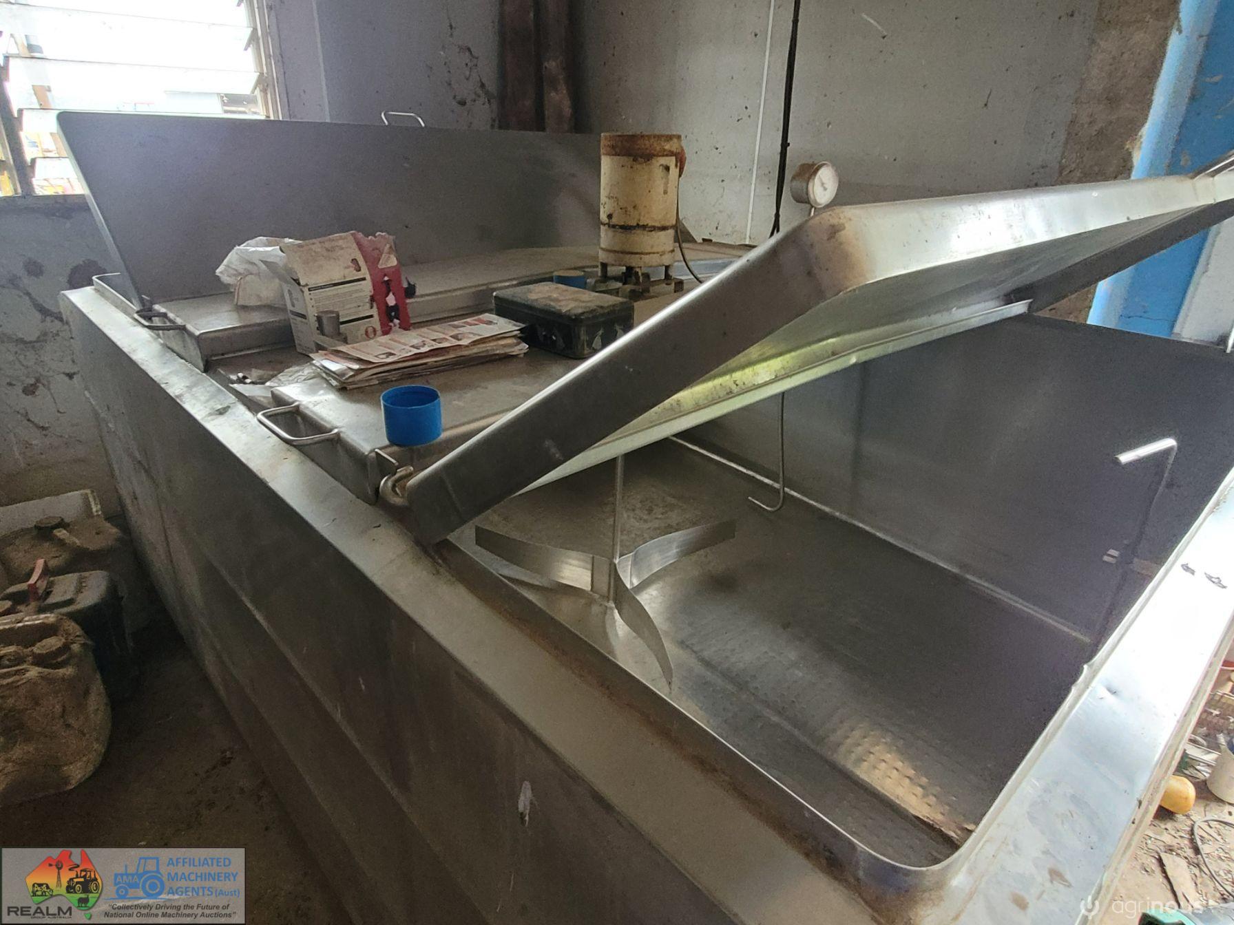 Square Milk Vat, 2,800 Ltr & Compressor - photo 3