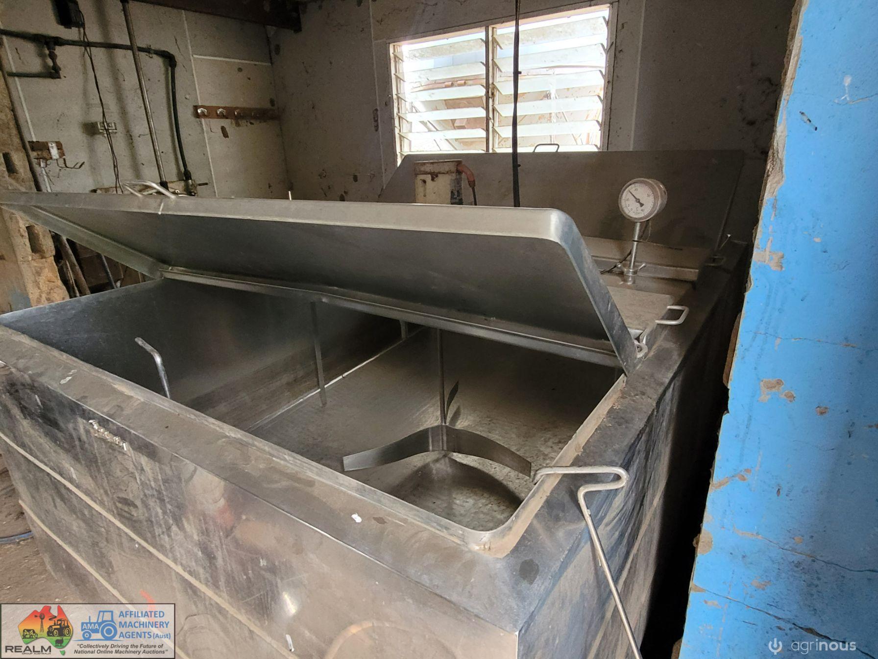 Square Milk Vat, 2,800 Ltr & Compressor - photo 2