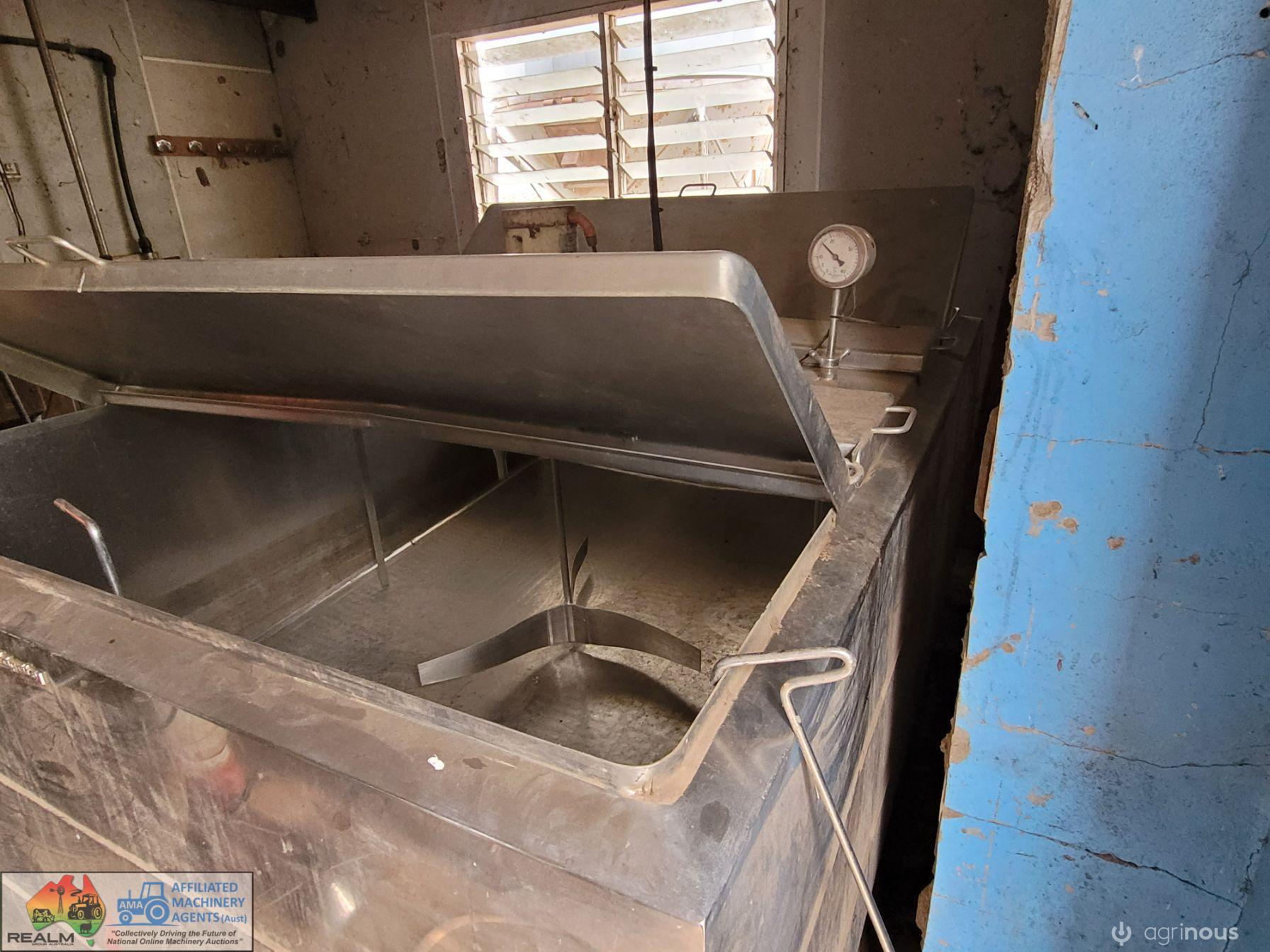 Square Milk Vat, 2,800 Ltr & Compressor - photo 4