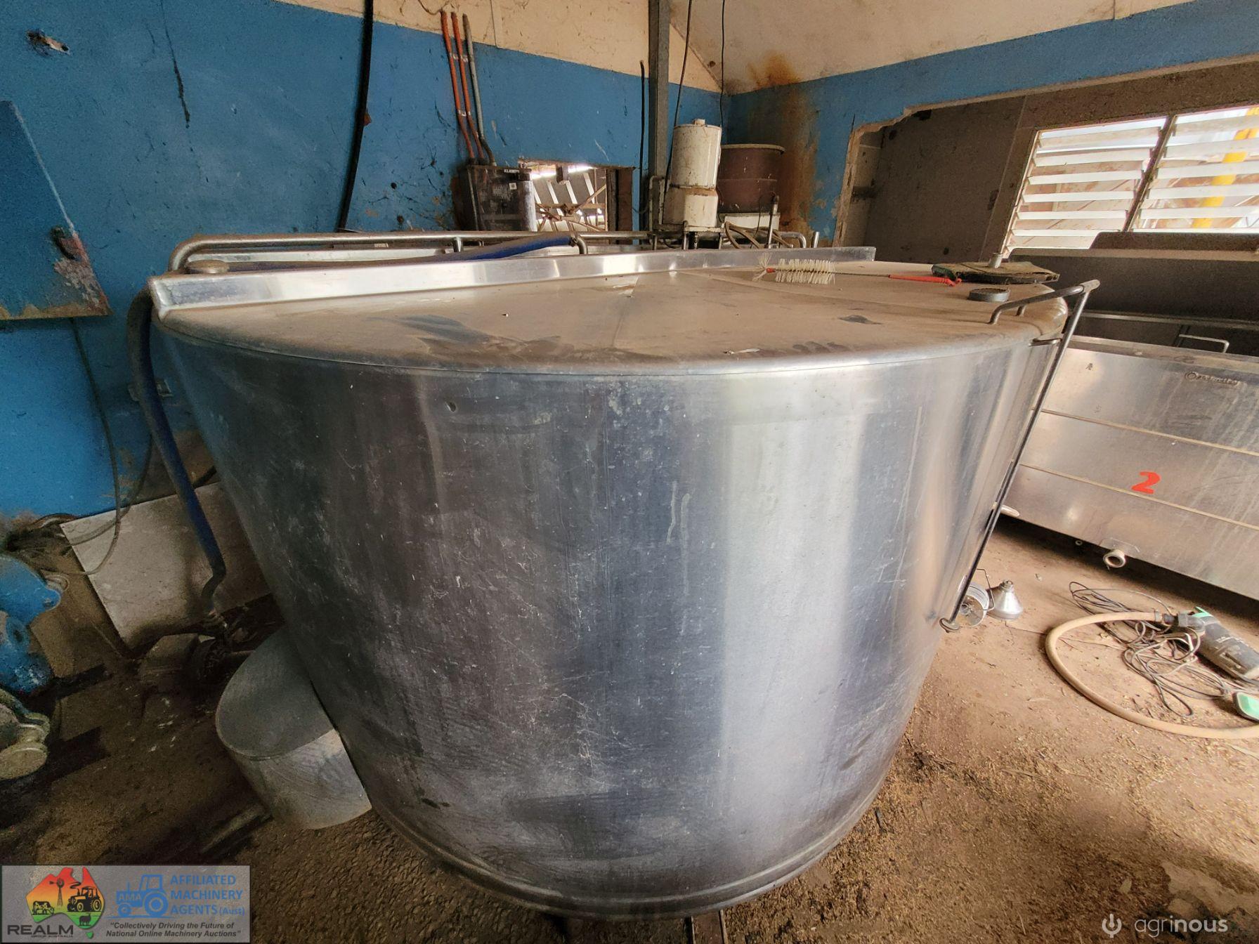 Round Milk Vat, 4,000 Ltr & Compressor - photo 2
