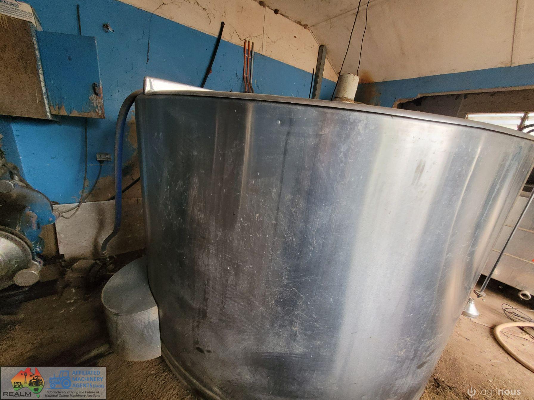 Round Milk Vat, 4,000 Ltr & Compressor - photo 3