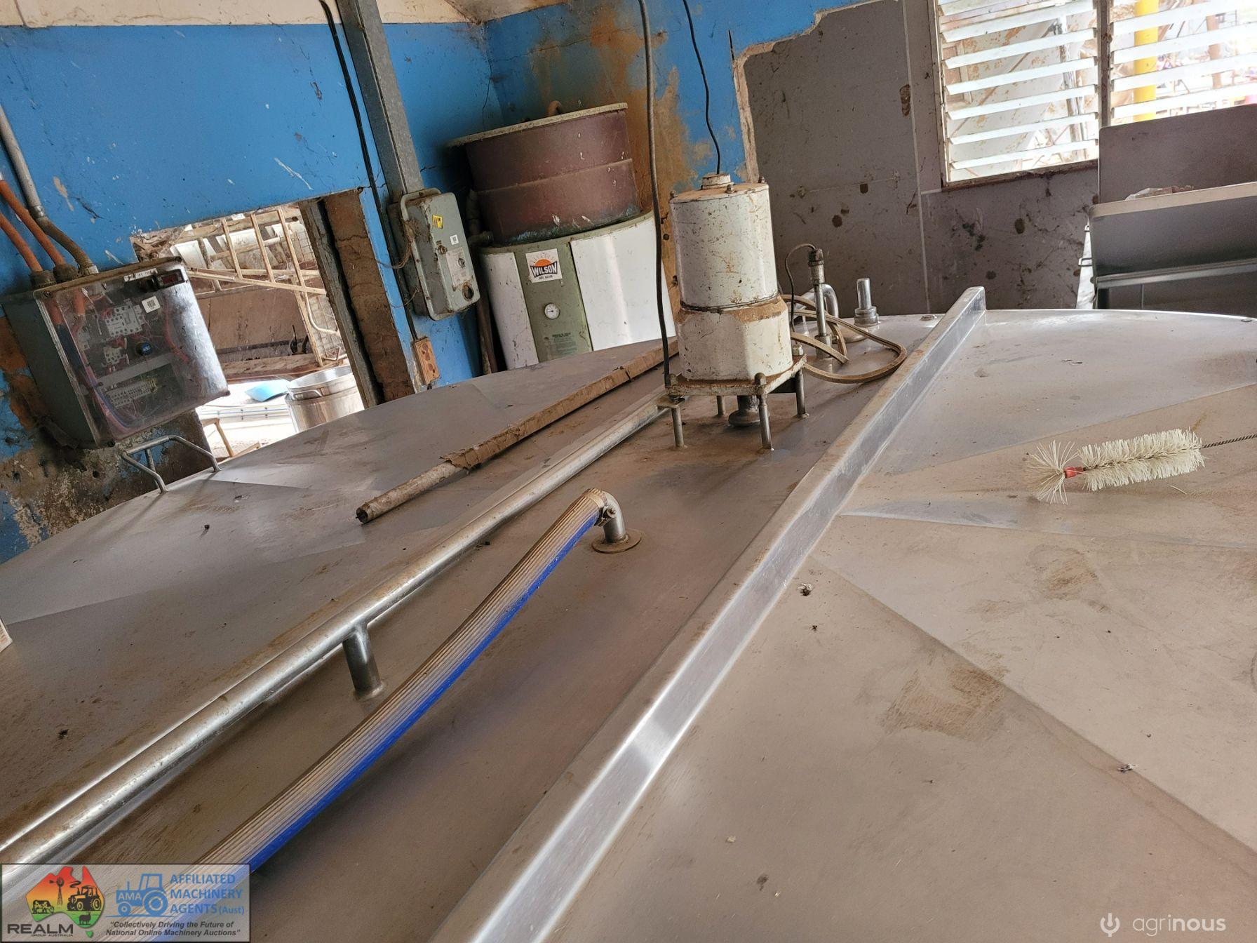 Round Milk Vat, 4,000 Ltr & Compressor - photo 4