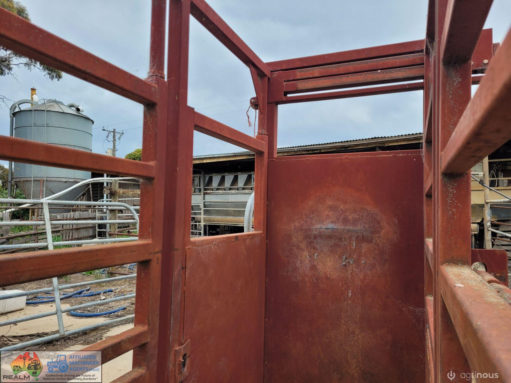 RPM Cattle Crush with Head Brace & Side Squeeze Panels - photo 3