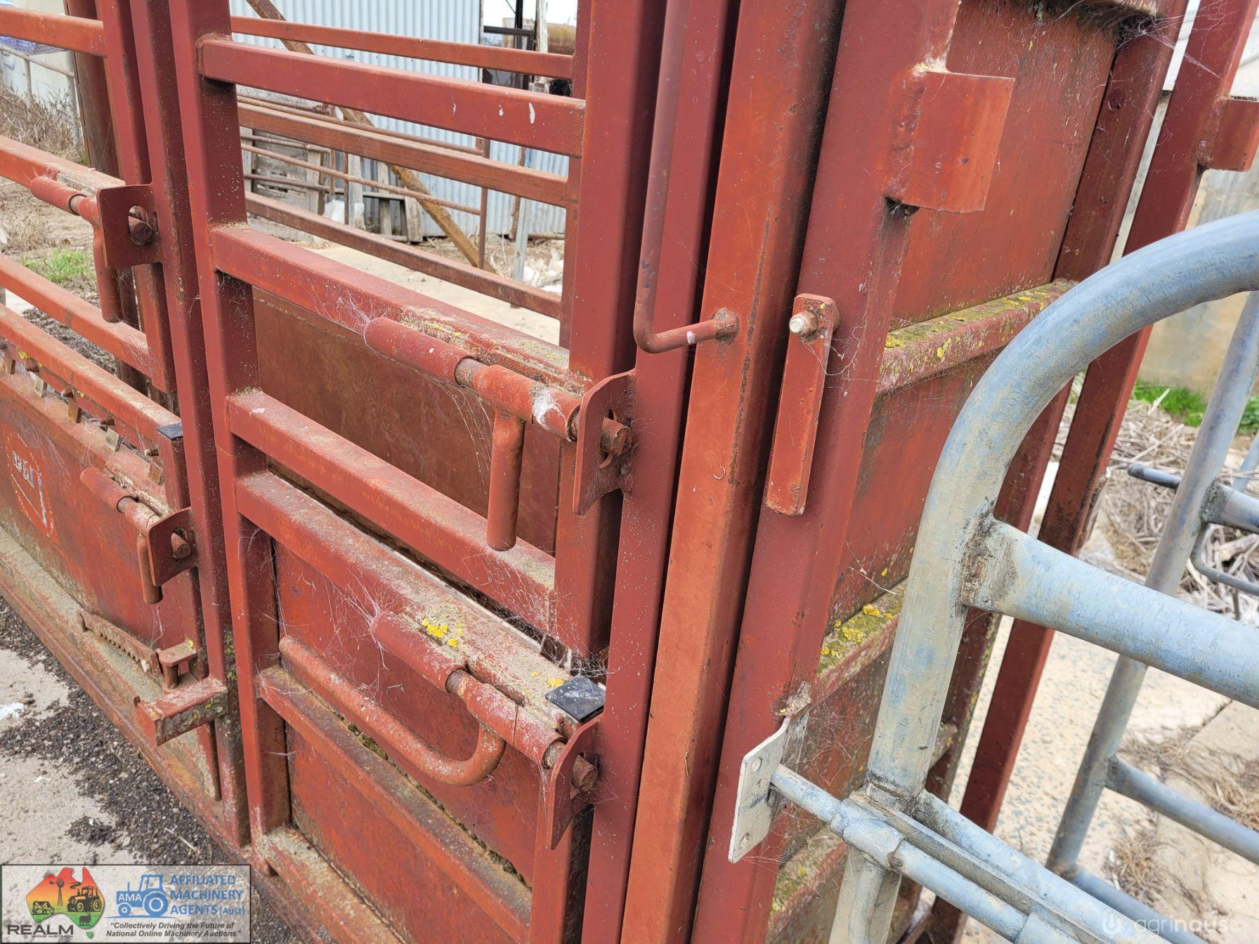 RPM Cattle Crush with Head Brace & Side Squeeze Panels - photo 5