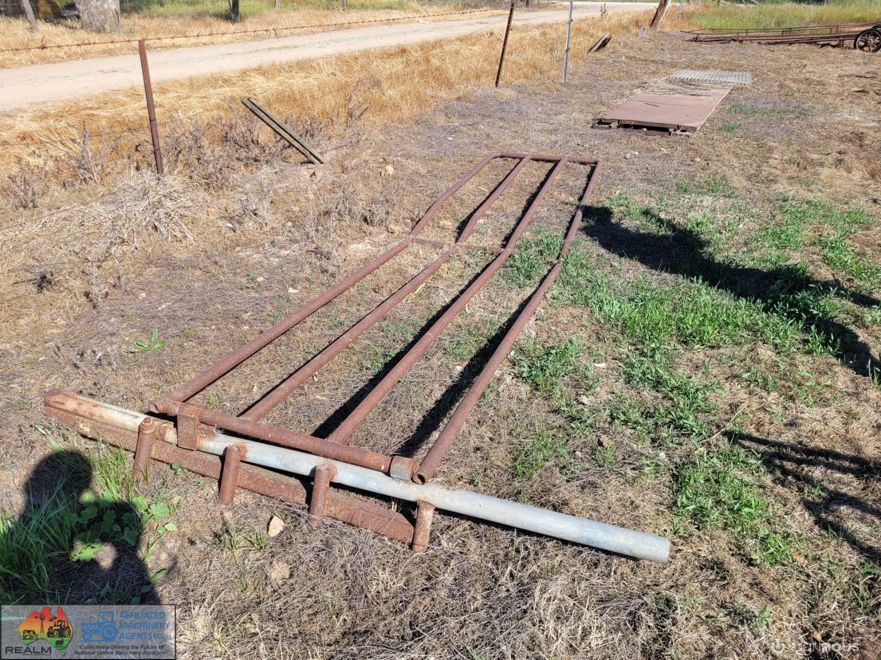 Cattle Yard Panel with Post (14ft x 3ft High) - photo 2
