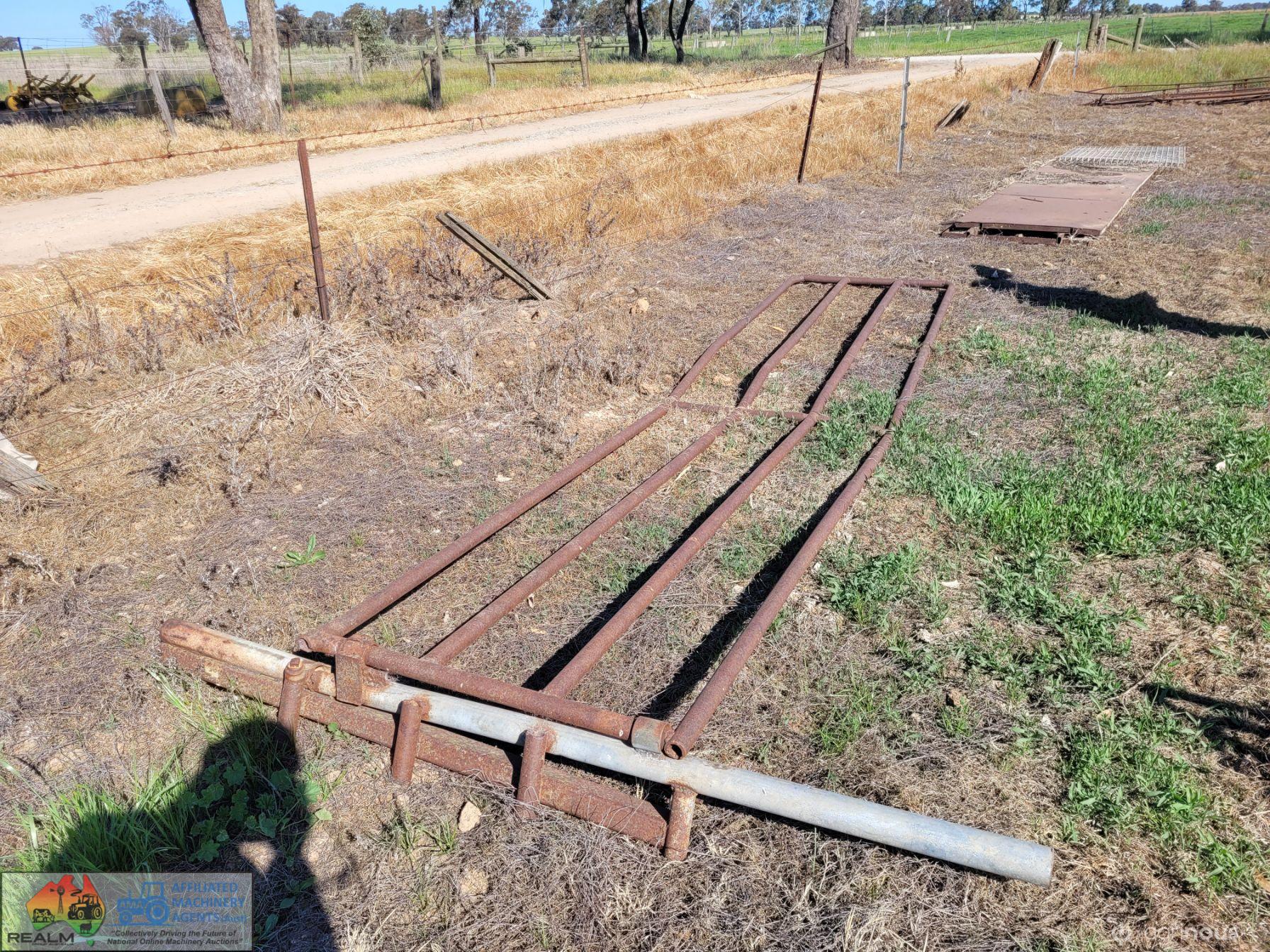 Cattle Yard Panel with Post (14ft x 3ft High) - photo 3