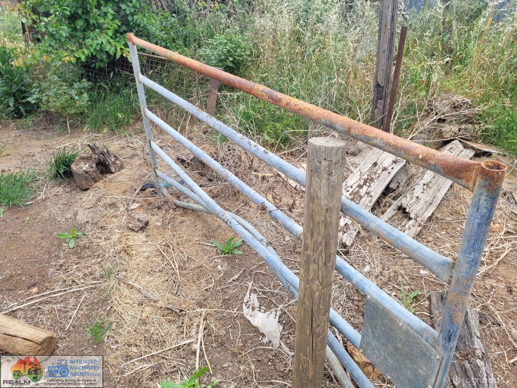 Steel 8ft Cattle Yard Gate (Bent top rail) - photo 4