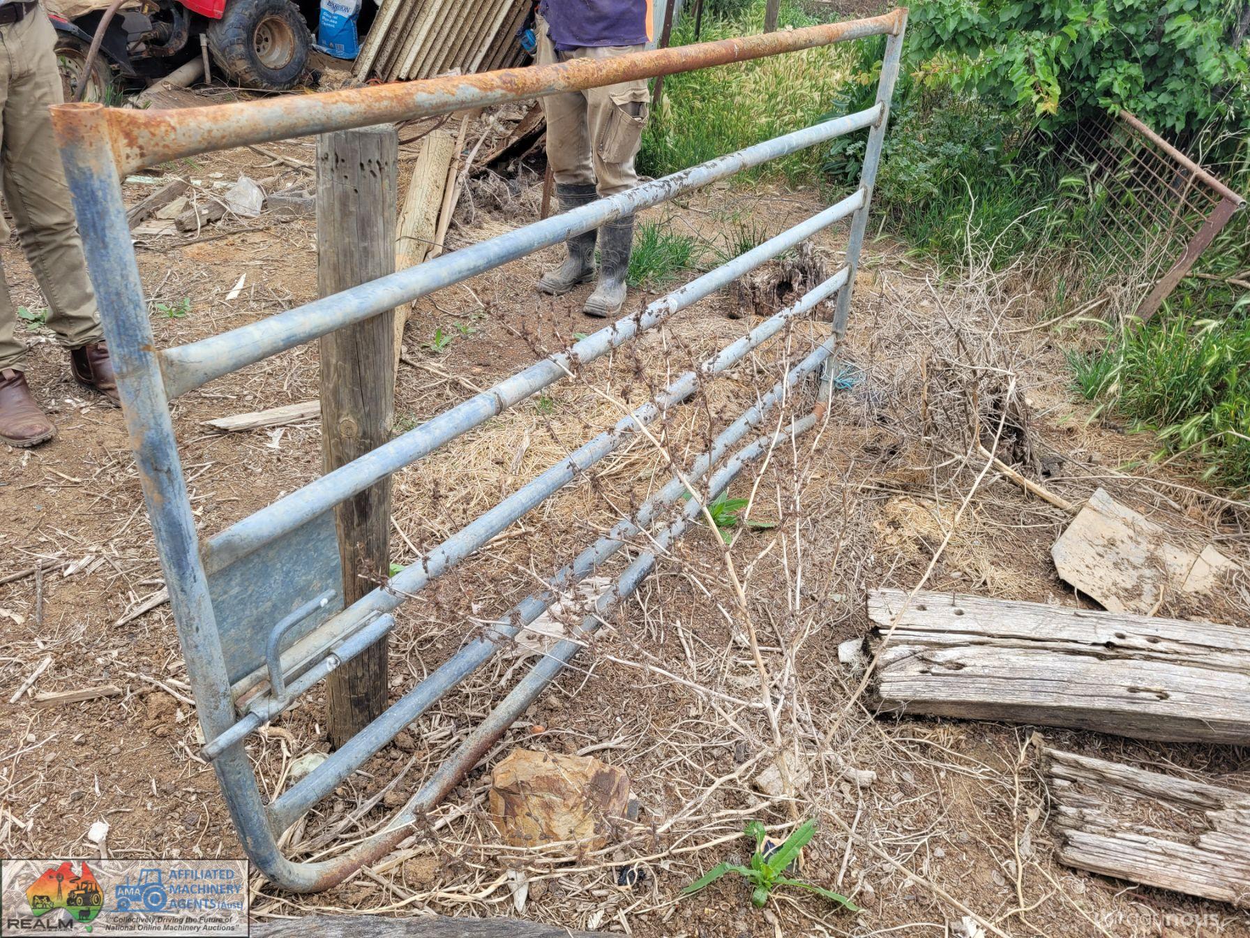 Steel 8ft Cattle Yard Gate (Bent top rail) - photo 3