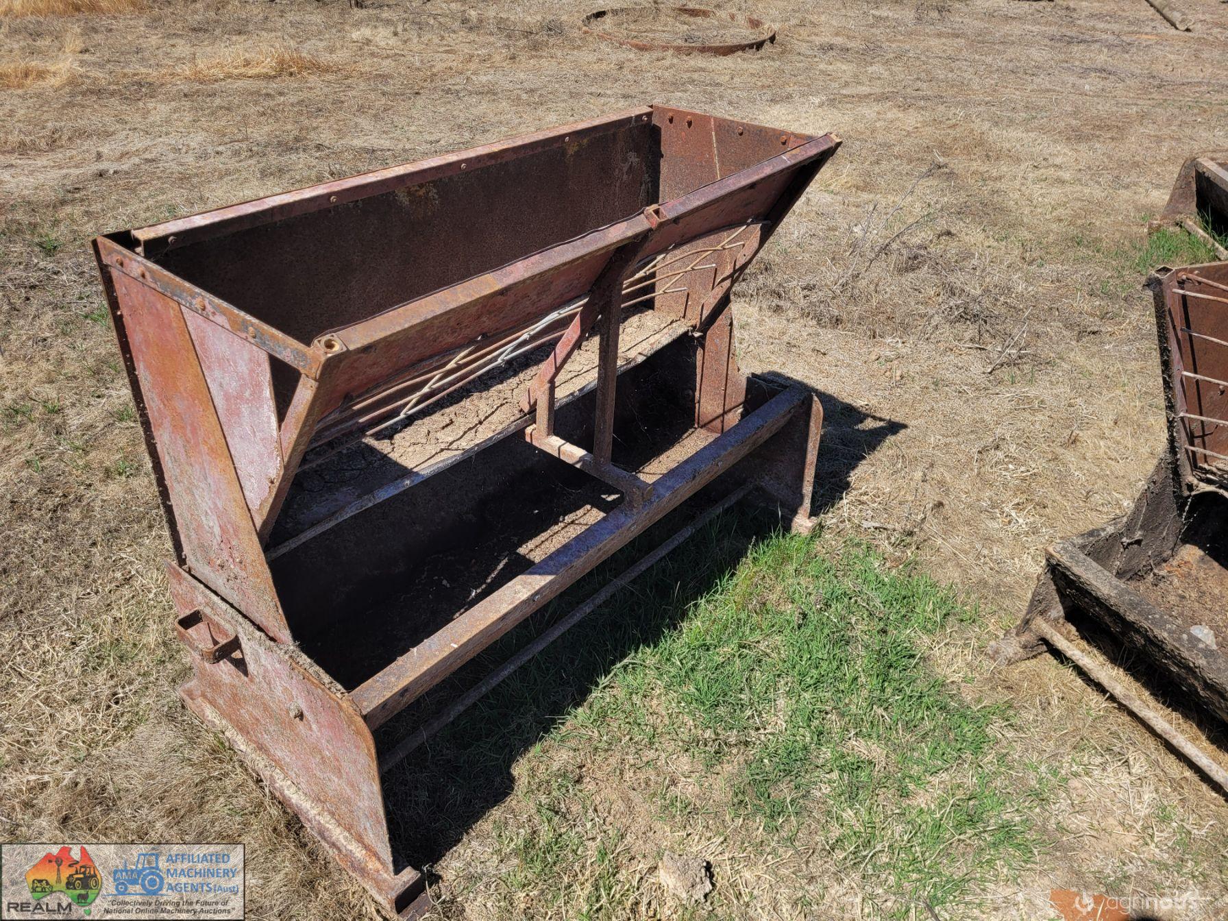 5x Calf/Pig Hay Feeders