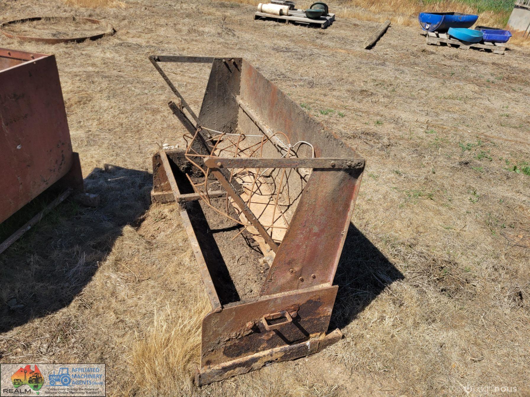 5x Calf/Pig Hay Feeders - photo 2