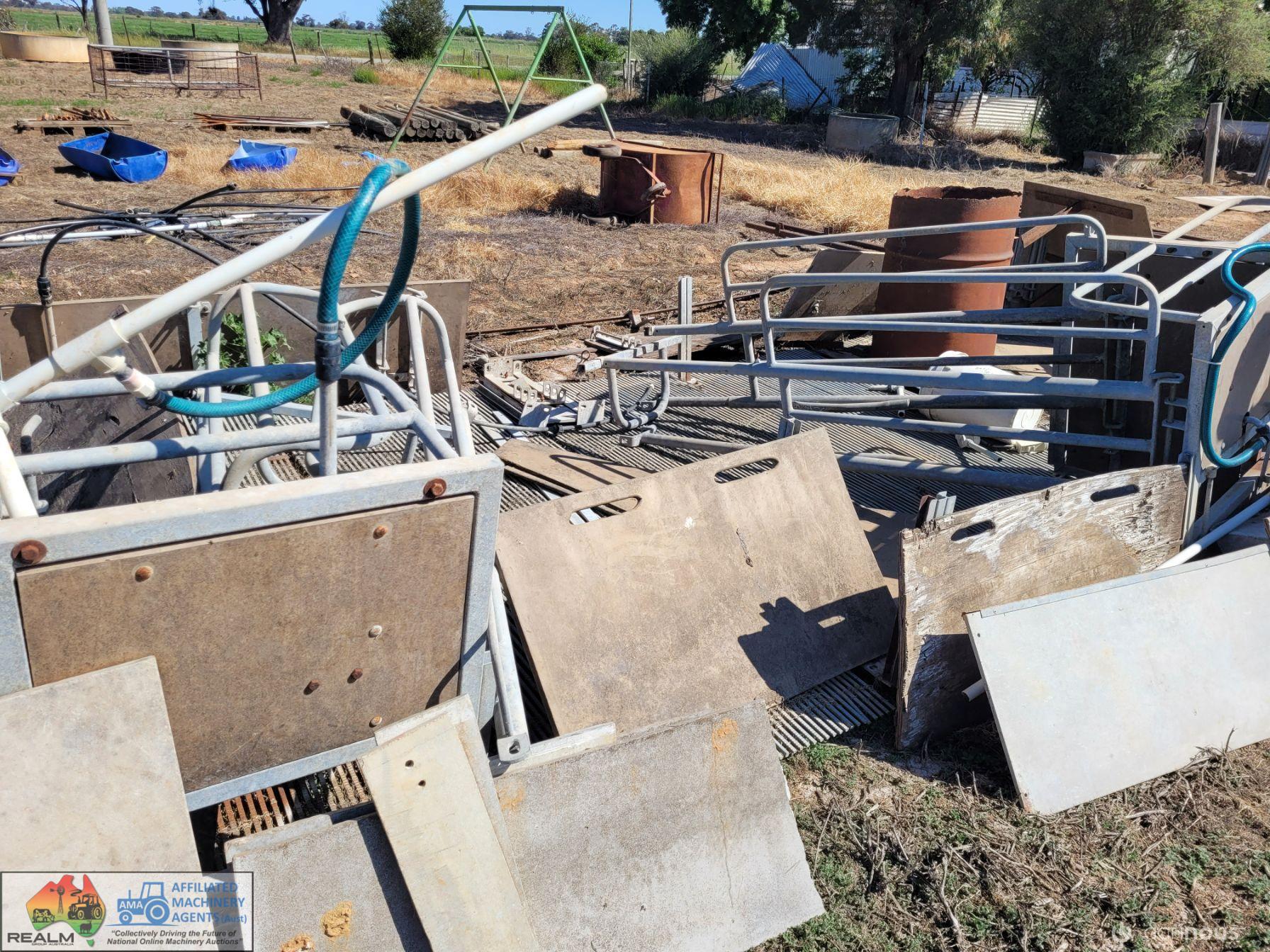 3x Good Quality Galv. Pig Farrowing Pens (2.2m x 1650) - photo 3