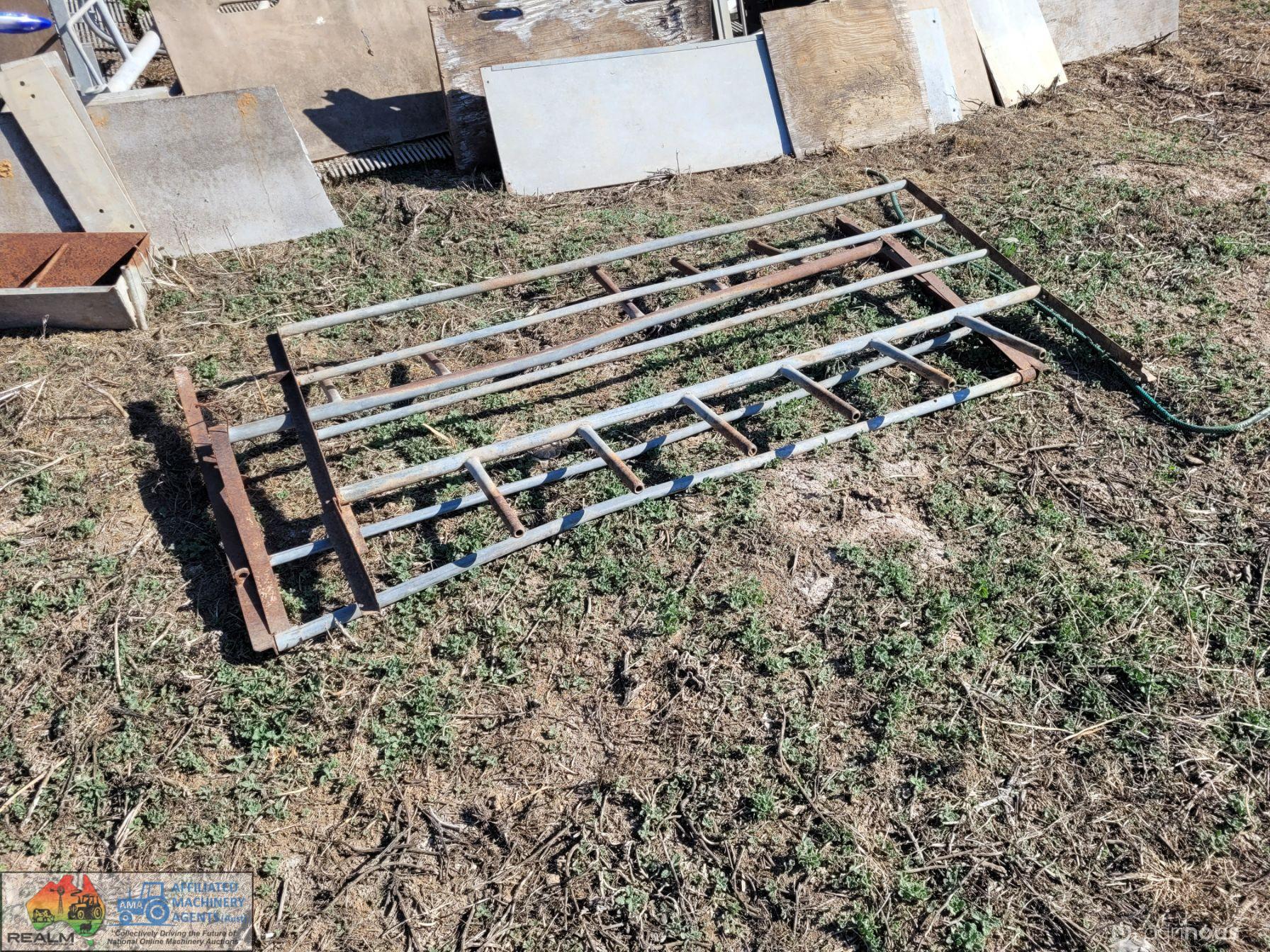 2x 6ft Farrowing Pen Sides with 7 Stall Openings - photo 2