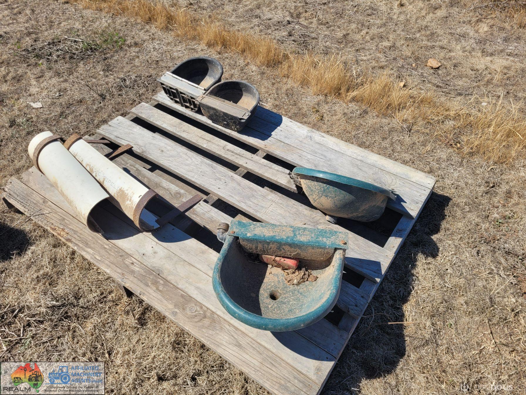 4x Fence Mounted water Troughs
