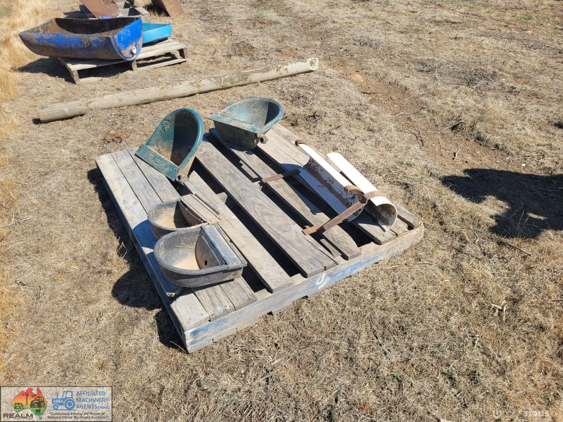 4x Fence Mounted water Troughs - photo 2