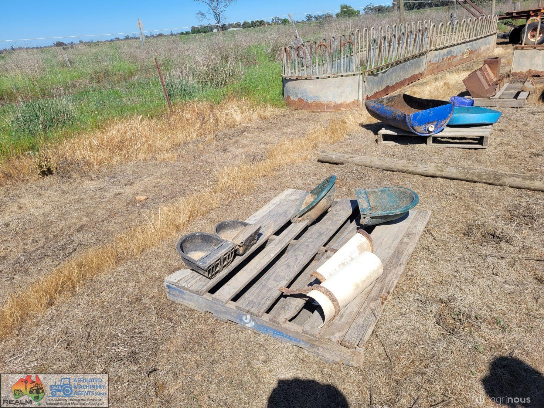 4x Fence Mounted water Troughs - photo 5