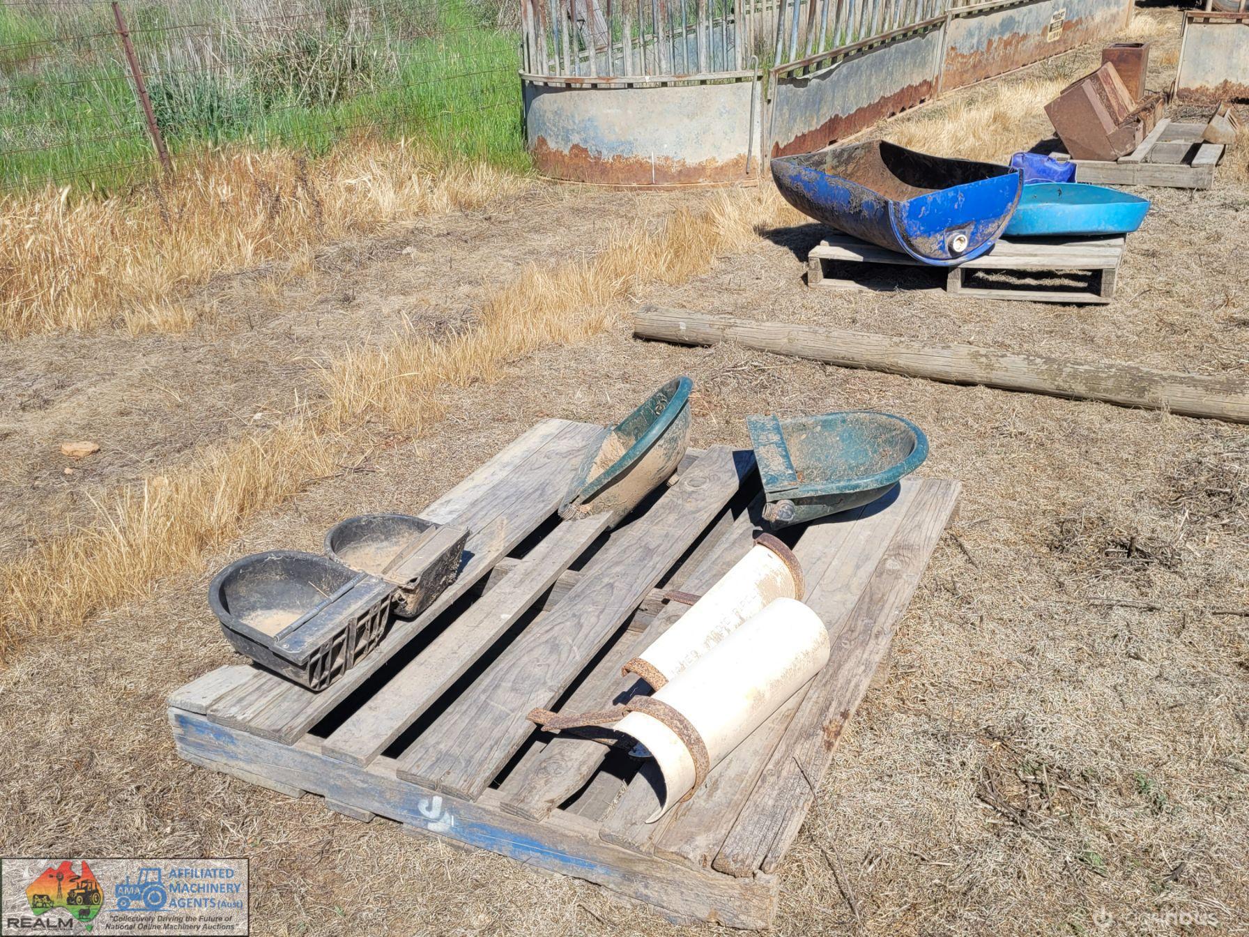 4x Fence Mounted water Troughs - photo 3