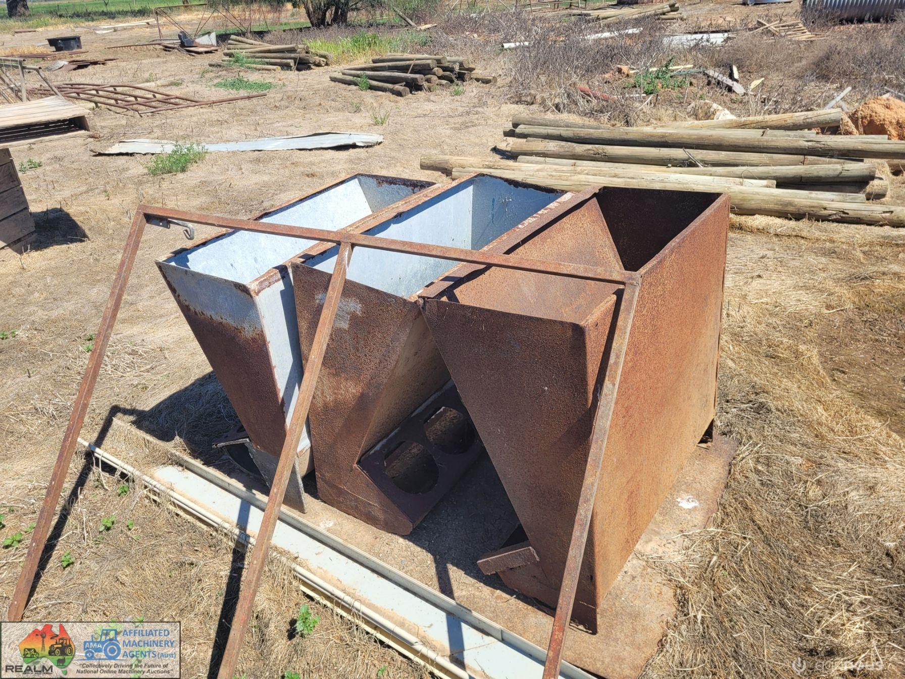 3x Pig Feeders - photo 2
