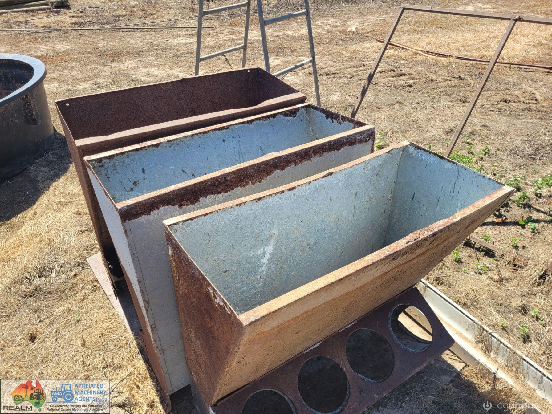 3x Pig Feeders - photo 3