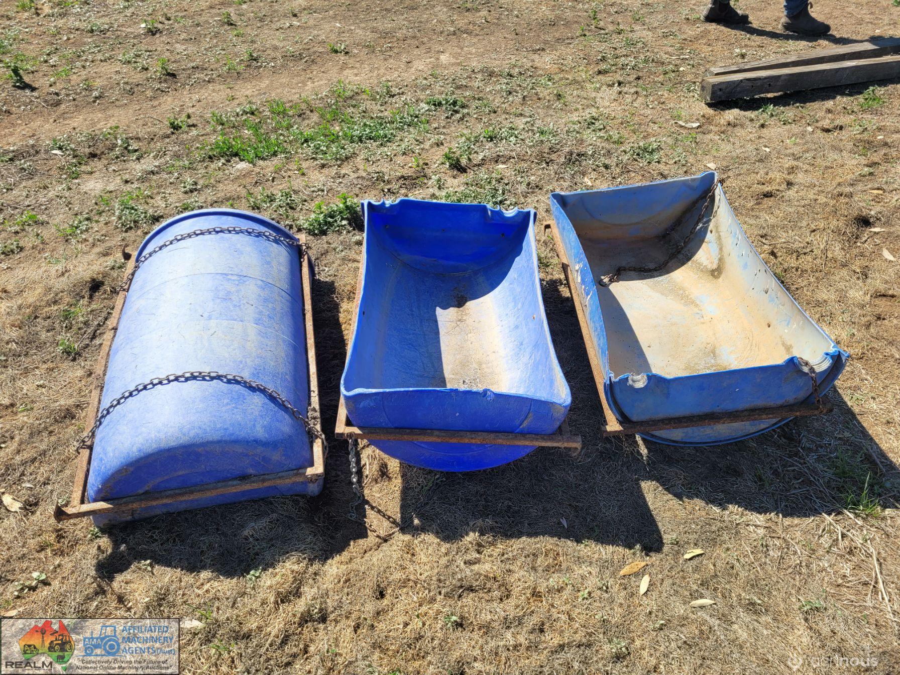 3x Plastic Feed Troughs with Steel Frame - photo 3