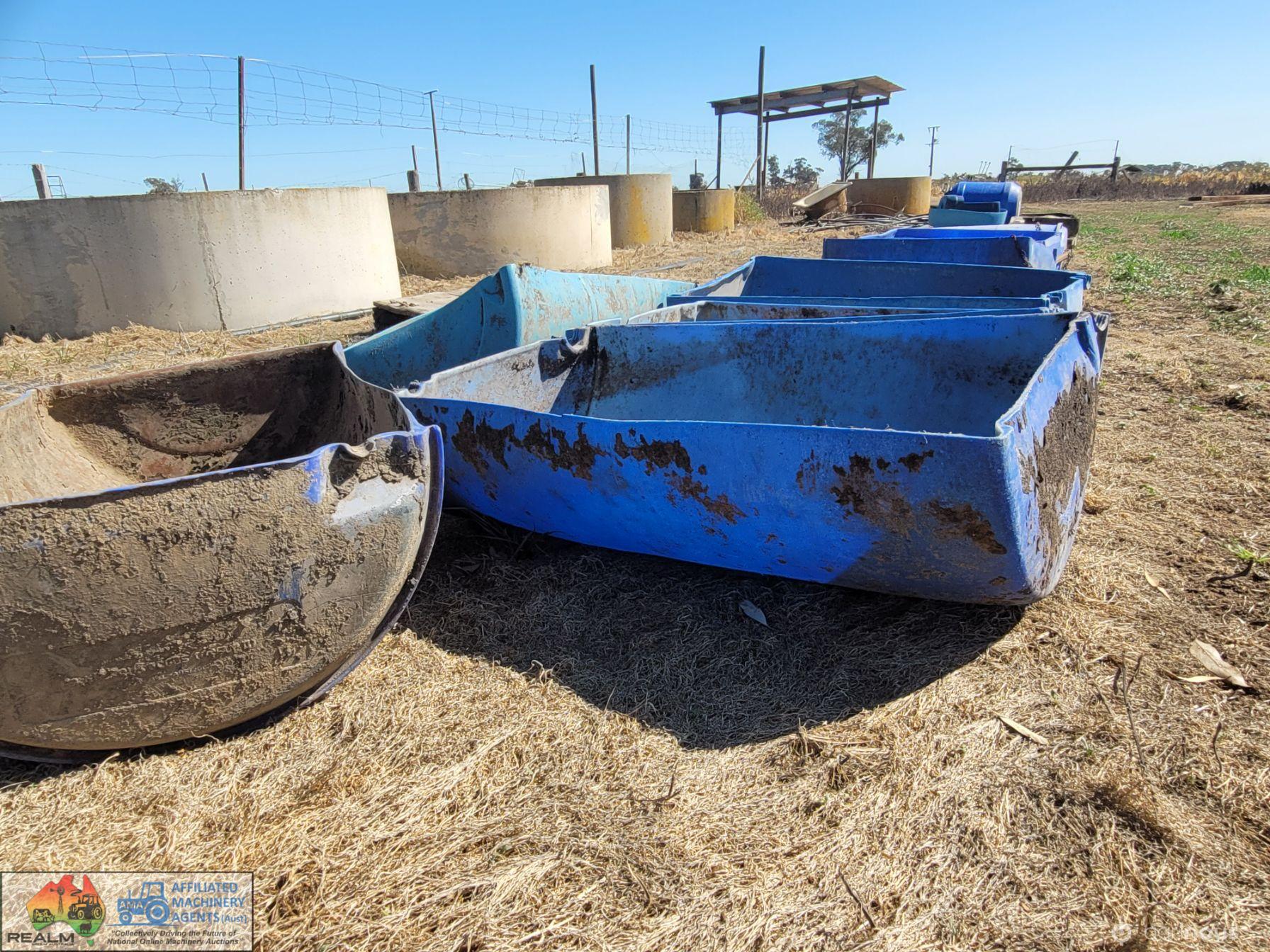 5x Plastic Feed Troughs - photo 2