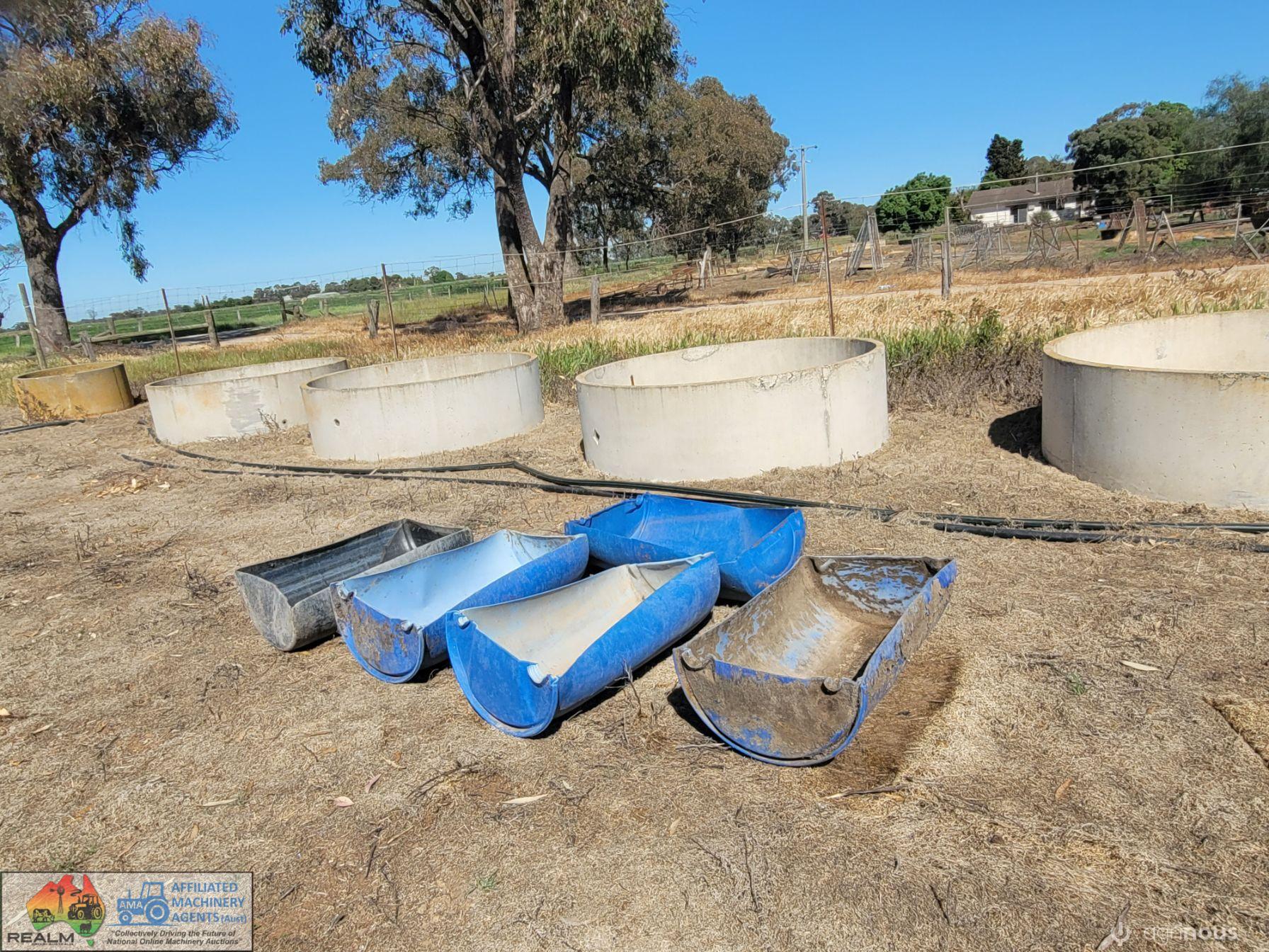 5x Plastic Feed Troughs - photo 3
