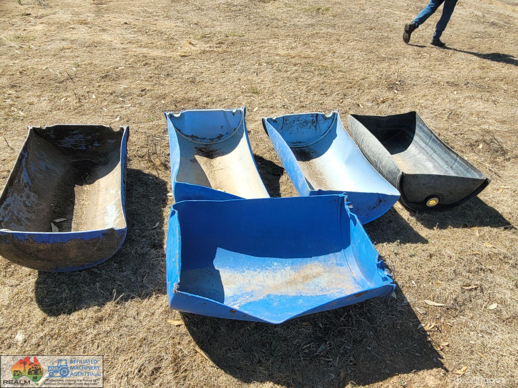 5x Plastic Feed Troughs - photo 5