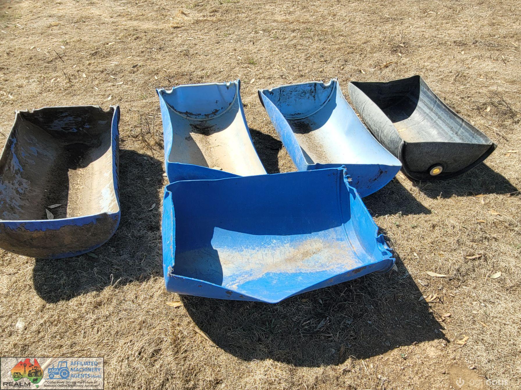 5x Plastic Feed Troughs