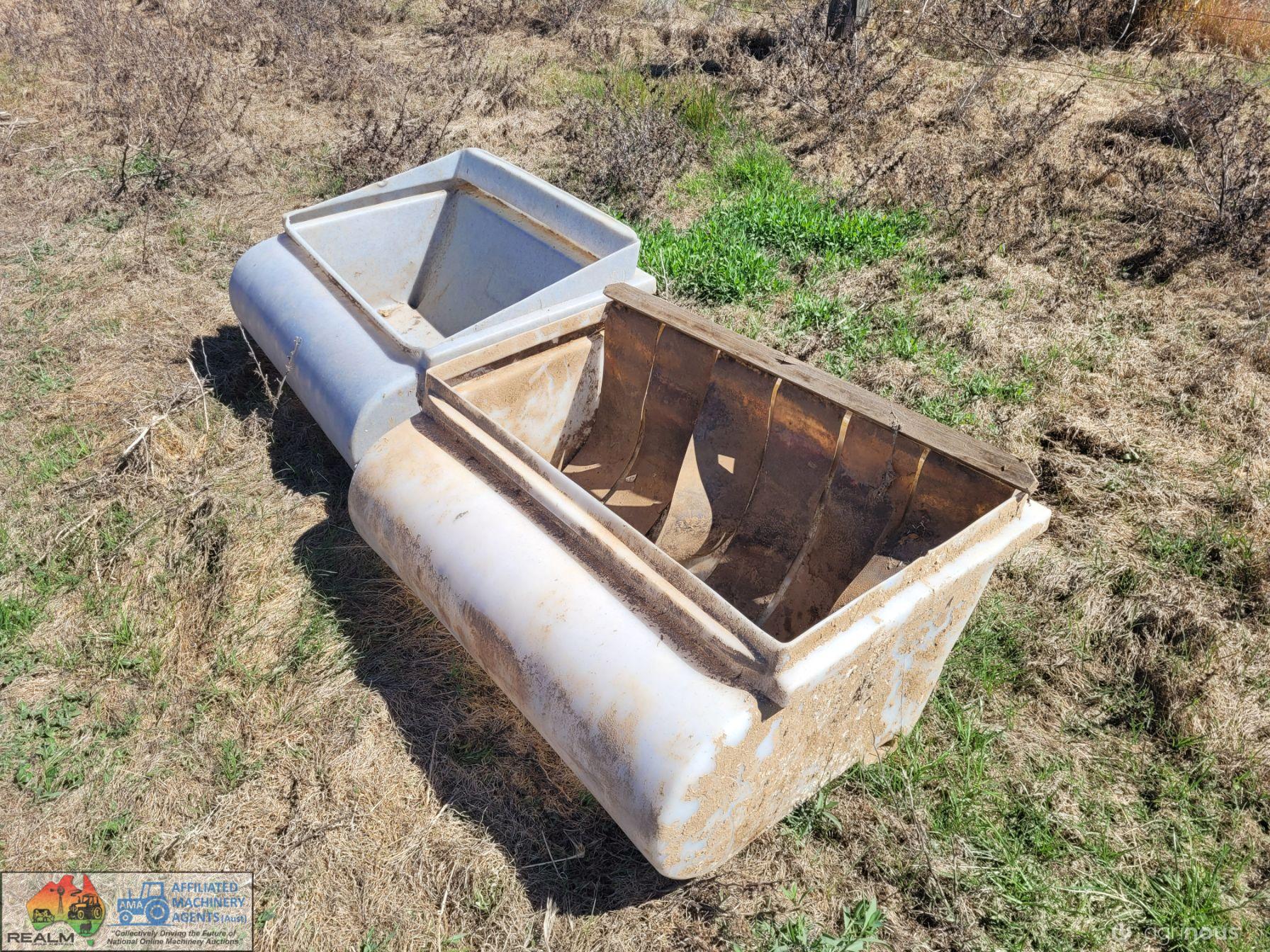 2x Large Poly Fence Feeders - photo 3