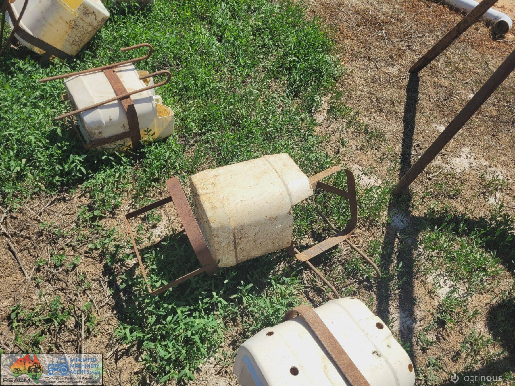 13x Fence Mounted Feeder Frames to Suit Drench Drums - photo 2