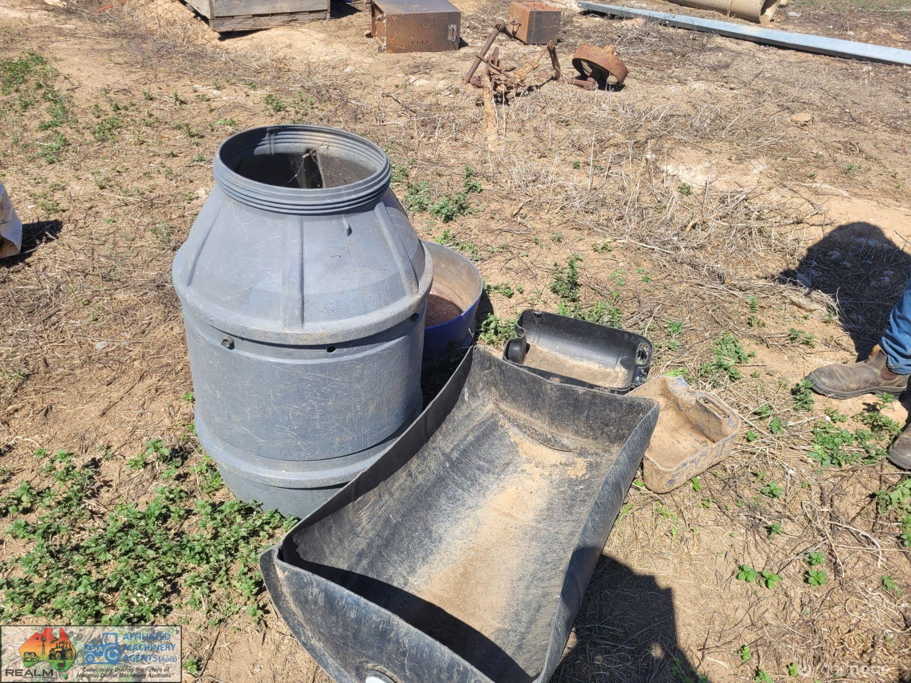 Cherry Barrel Milk Feeder & 4 Cut Drum Troughs - photo 2